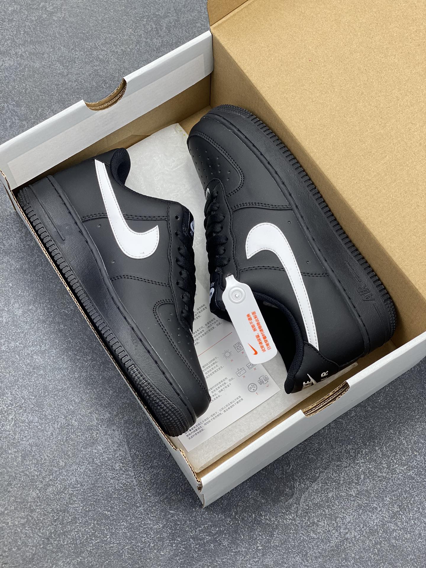 图片[9]-福利特价 Nike Air Force 1 Low 黑白勾 空军一号低帮运动休闲板鞋 原楦头原纸板 打造纯正空军版型 专注外贸渠道 全掌内置蜂窝气垫 原盒配件 原厂中底钢印、拉帮完美 货号：FZ0627-010 尺码：36 36.5 37.5 38 38.5 39 40 40.5 41 42 42.5 43 44 44.5 45-选品中心