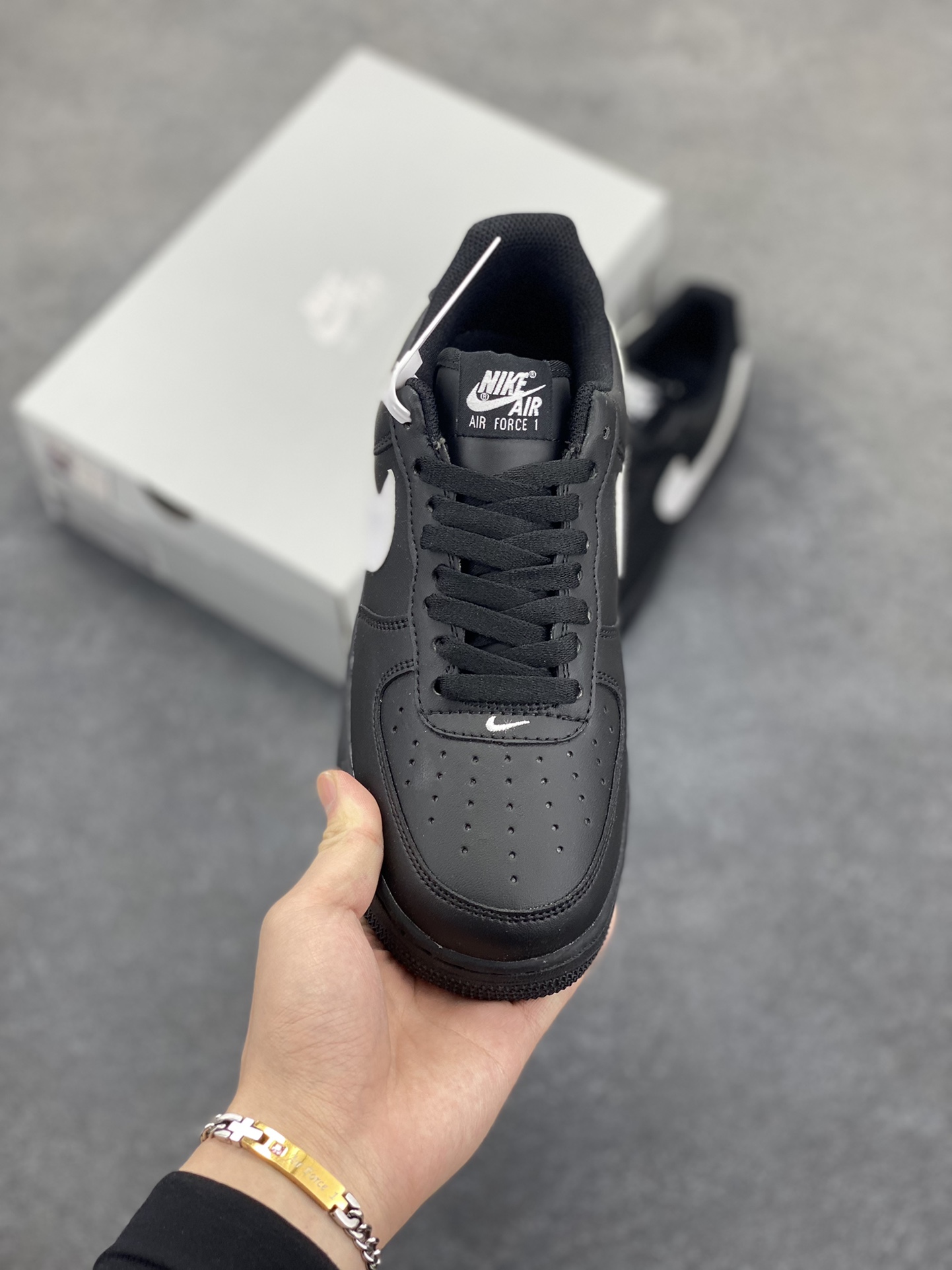 图片[2]-福利特价 Nike Air Force 1 Low 黑白勾 空军一号低帮运动休闲板鞋 原楦头原纸板 打造纯正空军版型 专注外贸渠道 全掌内置蜂窝气垫 原盒配件 原厂中底钢印、拉帮完美 货号：FZ0627-010 尺码：36 36.5 37.5 38 38.5 39 40 40.5 41 42 42.5 43 44 44.5 45-选品中心