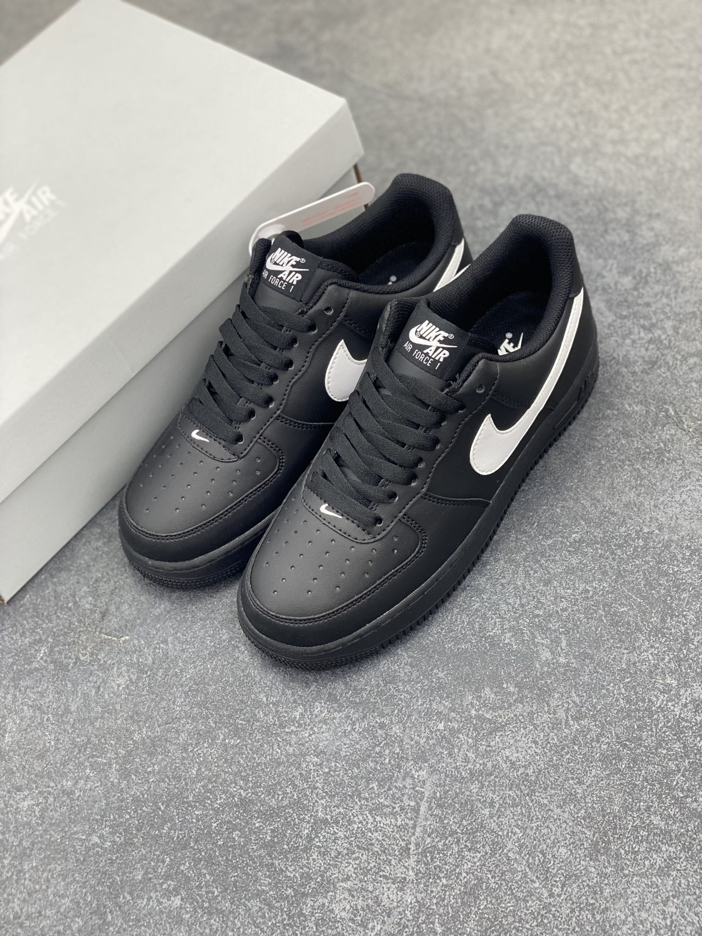 图片[8]-福利特价 Nike Air Force 1 Low 黑白勾 空军一号低帮运动休闲板鞋 原楦头原纸板 打造纯正空军版型 专注外贸渠道 全掌内置蜂窝气垫 原盒配件 原厂中底钢印、拉帮完美 货号：FZ0627-010 尺码：36 36.5 37.5 38 38.5 39 40 40.5 41 42 42.5 43 44 44.5 45-选品中心