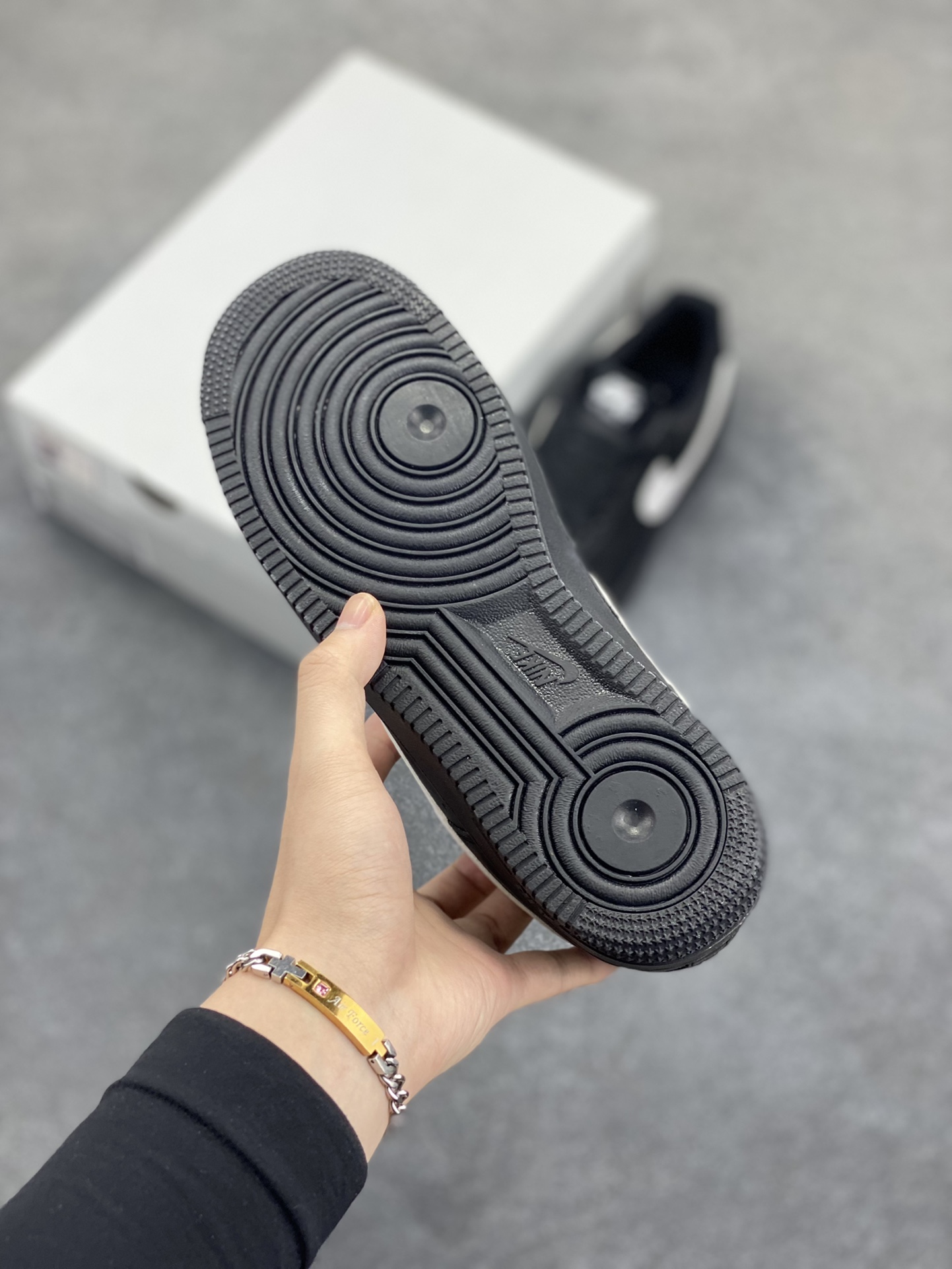 图片[5]-福利特价 Nike Air Force 1 Low 黑白勾 空军一号低帮运动休闲板鞋 原楦头原纸板 打造纯正空军版型 专注外贸渠道 全掌内置蜂窝气垫 原盒配件 原厂中底钢印、拉帮完美 货号：FZ0627-010 尺码：36 36.5 37.5 38 38.5 39 40 40.5 41 42 42.5 43 44 44.5 45-选品中心