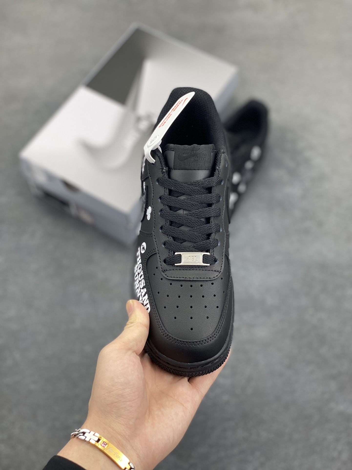 图片[2]-“五档尼卡”Nike Air Force 1 “NICA”#《海贼王》 漫画系列 空军一号定制低帮板鞋 货号：CW2288-016 路飞的橡胶果实，实则是动物系幻兽种人人果实尼卡形态，五档便是这一果实觉醒后的形态。进入五档后，路飞外貌大变，头发和衣服变为白色，头发呈火焰状，眉毛变粗，浑身环绕烟云，酷似传说中的太阳神尼卡 货号：CW2288-016 尺码：36 36.5 37.5 38 38.5 39 40 40.5 41 42 42.5 43 44 44.5 45-选品中心