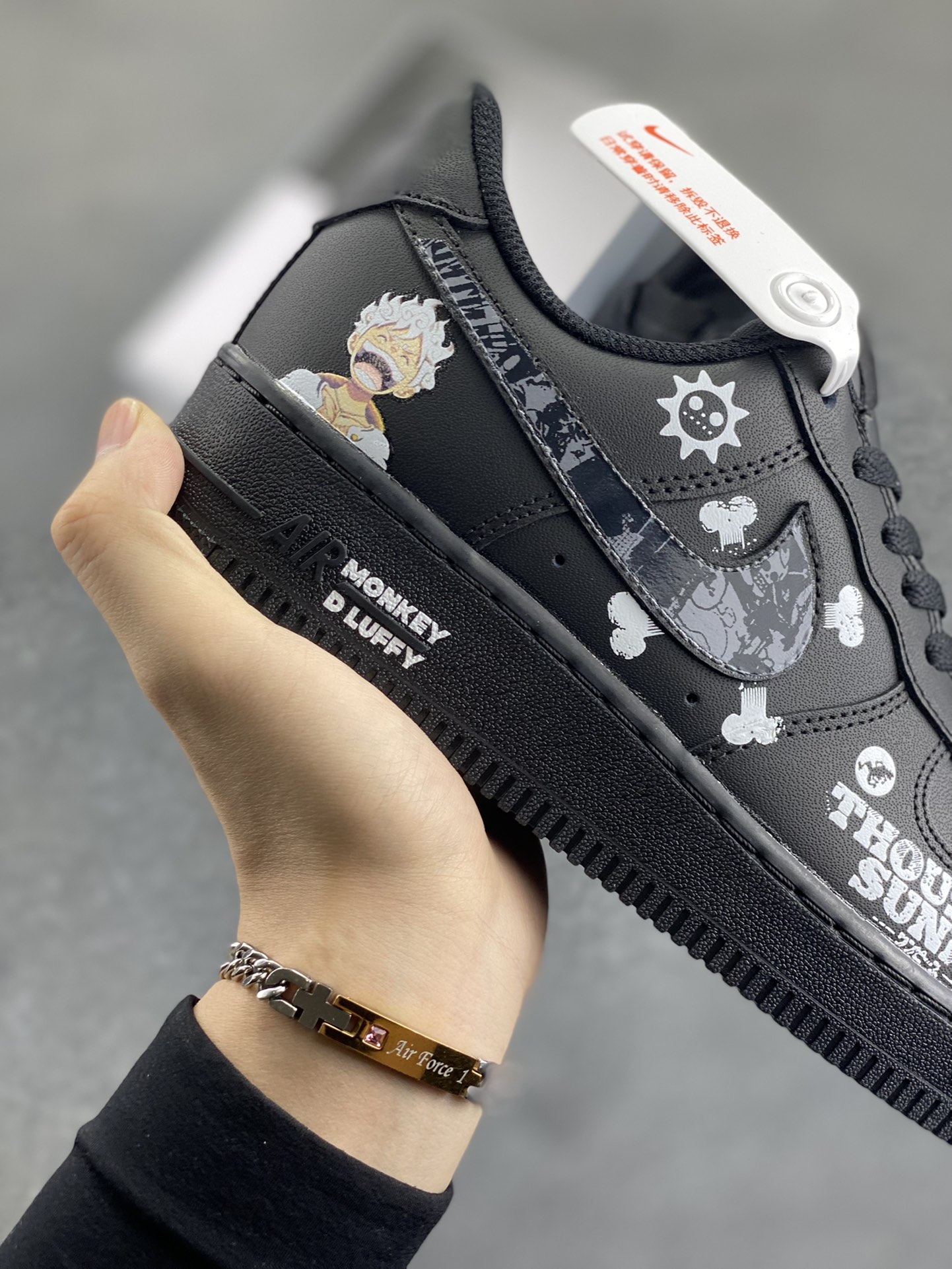 图片[6]-“五档尼卡”Nike Air Force 1 “NICA”#《海贼王》 漫画系列 空军一号定制低帮板鞋 货号：CW2288-016 路飞的橡胶果实，实则是动物系幻兽种人人果实尼卡形态，五档便是这一果实觉醒后的形态。进入五档后，路飞外貌大变，头发和衣服变为白色，头发呈火焰状，眉毛变粗，浑身环绕烟云，酷似传说中的太阳神尼卡 货号：CW2288-016 尺码：36 36.5 37.5 38 38.5 39 40 40.5 41 42 42.5 43 44 44.5 45-选品中心