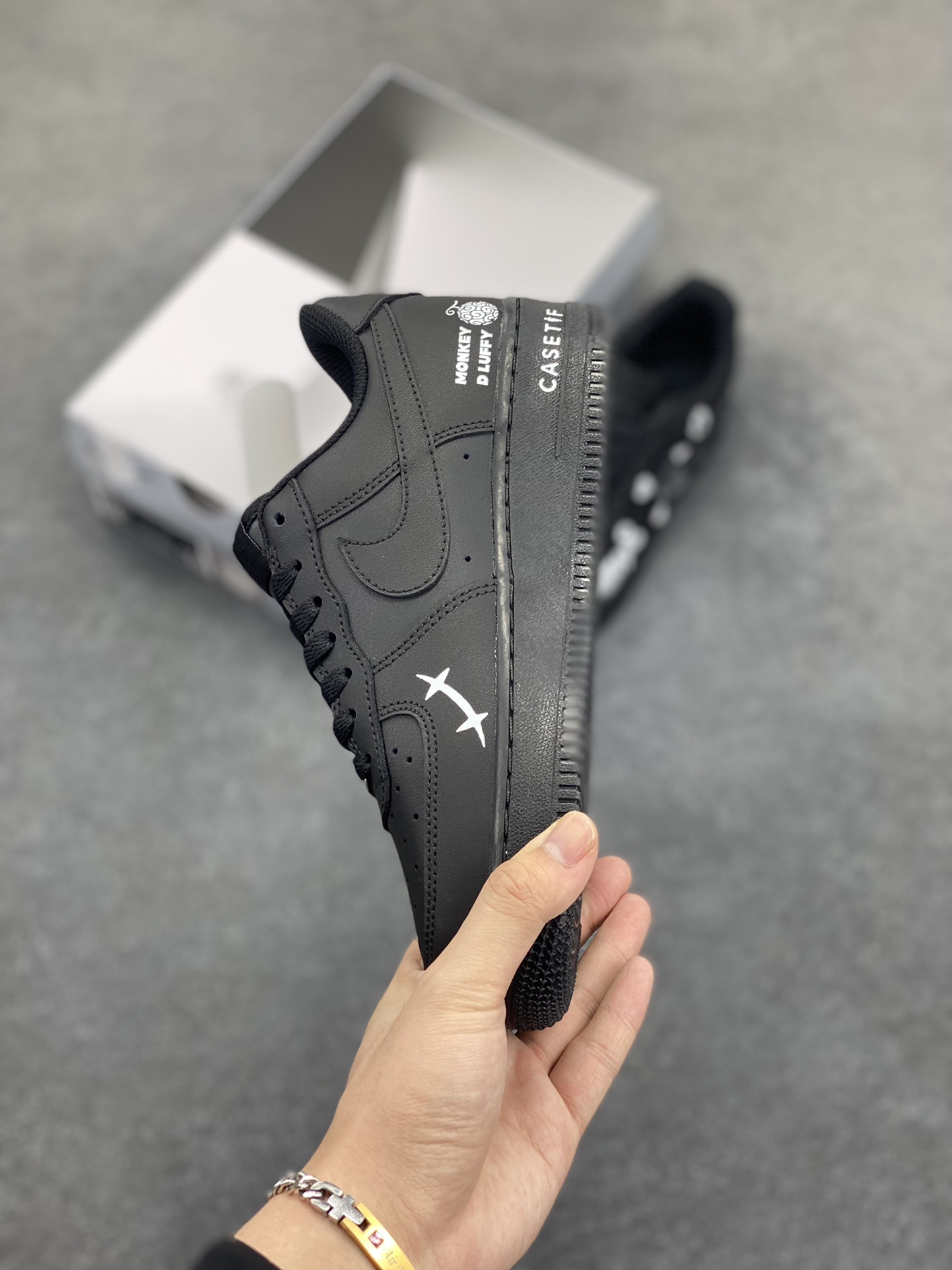 图片[3]-“五档尼卡”Nike Air Force 1 “NICA”#《海贼王》 漫画系列 空军一号定制低帮板鞋 货号：CW2288-016 路飞的橡胶果实，实则是动物系幻兽种人人果实尼卡形态，五档便是这一果实觉醒后的形态。进入五档后，路飞外貌大变，头发和衣服变为白色，头发呈火焰状，眉毛变粗，浑身环绕烟云，酷似传说中的太阳神尼卡 货号：CW2288-016 尺码：36 36.5 37.5 38 38.5 39 40 40.5 41 42 42.5 43 44 44.5 45-选品中心