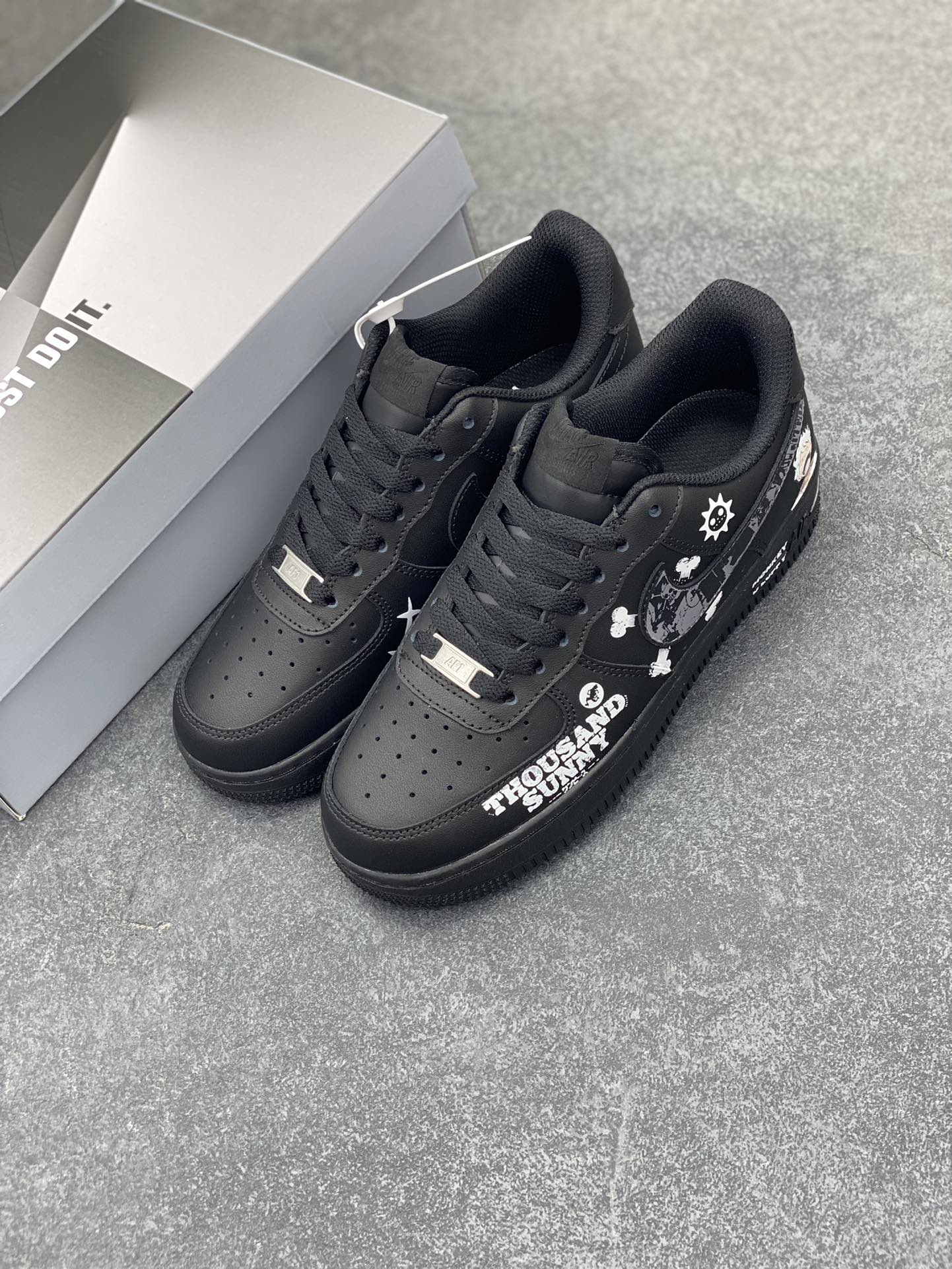 图片[8]-“五档尼卡”Nike Air Force 1 “NICA”#《海贼王》 漫画系列 空军一号定制低帮板鞋 货号：CW2288-016 路飞的橡胶果实，实则是动物系幻兽种人人果实尼卡形态，五档便是这一果实觉醒后的形态。进入五档后，路飞外貌大变，头发和衣服变为白色，头发呈火焰状，眉毛变粗，浑身环绕烟云，酷似传说中的太阳神尼卡 货号：CW2288-016 尺码：36 36.5 37.5 38 38.5 39 40 40.5 41 42 42.5 43 44 44.5 45-选品中心