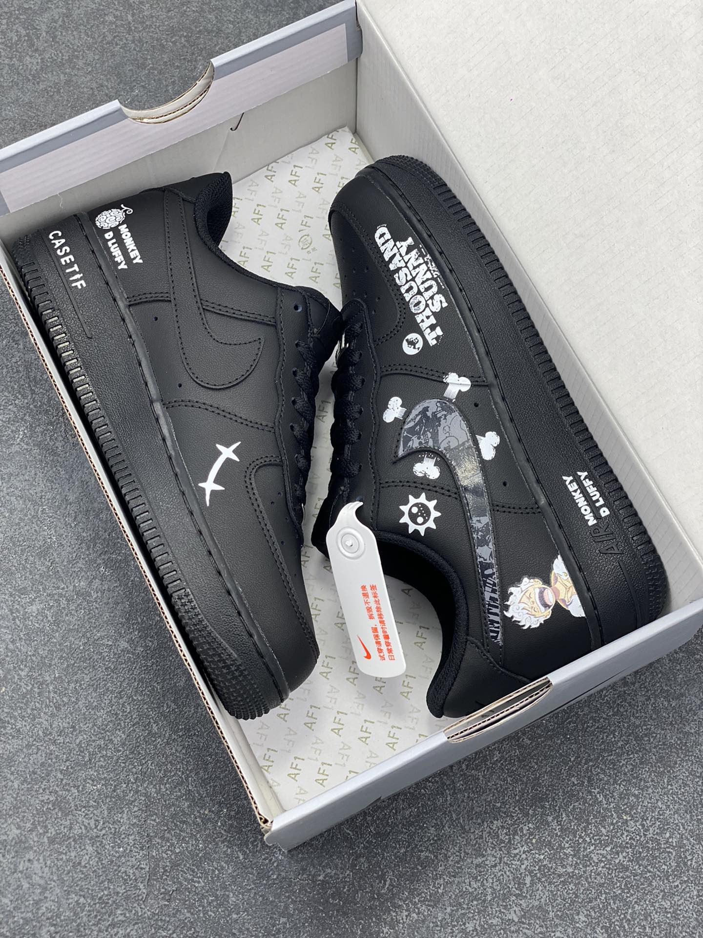 图片[9]-“五档尼卡”Nike Air Force 1 “NICA”#《海贼王》 漫画系列 空军一号定制低帮板鞋 货号：CW2288-016 路飞的橡胶果实，实则是动物系幻兽种人人果实尼卡形态，五档便是这一果实觉醒后的形态。进入五档后，路飞外貌大变，头发和衣服变为白色，头发呈火焰状，眉毛变粗，浑身环绕烟云，酷似传说中的太阳神尼卡 货号：CW2288-016 尺码：36 36.5 37.5 38 38.5 39 40 40.5 41 42 42.5 43 44 44.5 45-选品中心