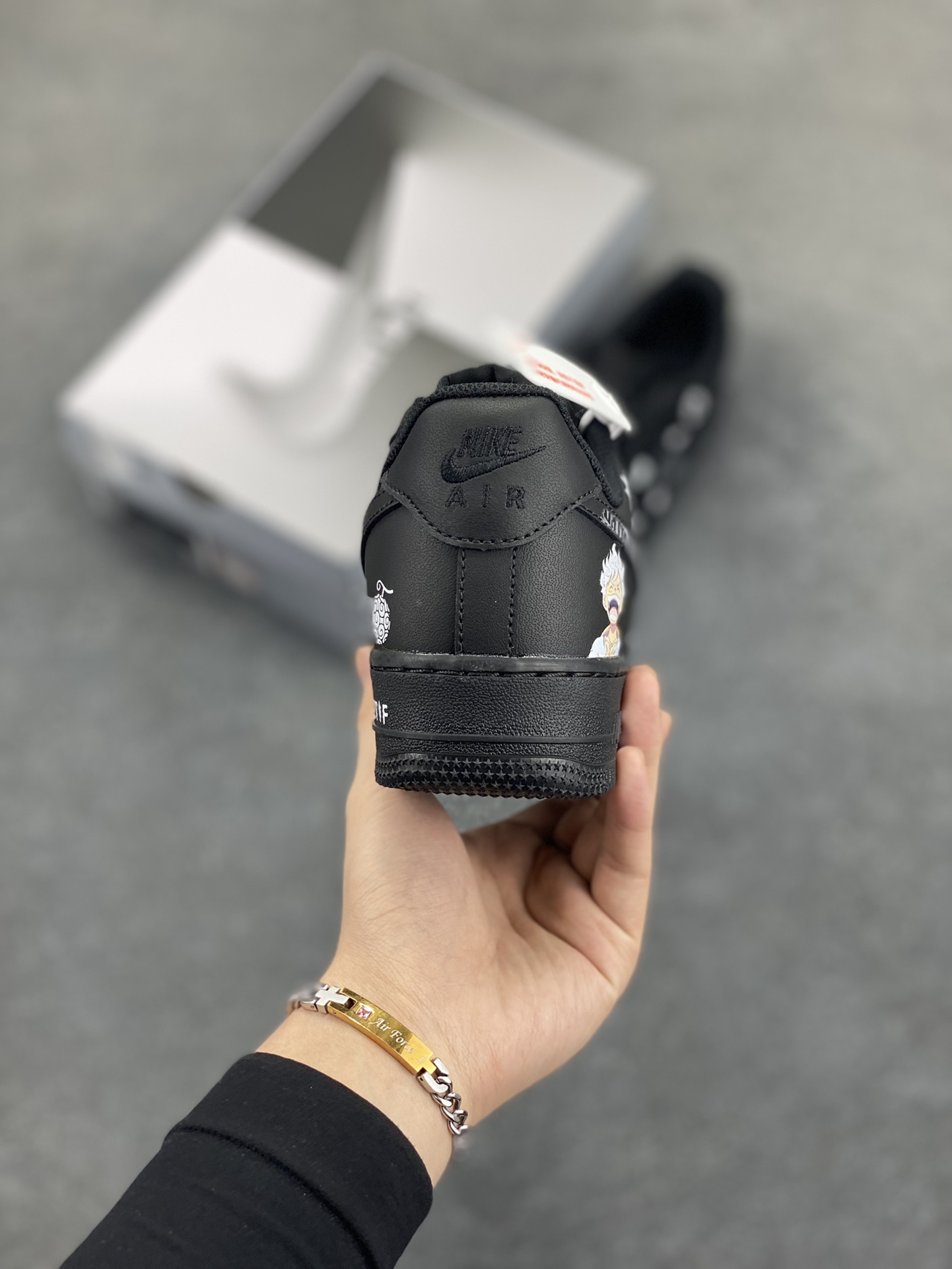 图片[4]-“五档尼卡”Nike Air Force 1 “NICA”#《海贼王》 漫画系列 空军一号定制低帮板鞋 货号：CW2288-016 路飞的橡胶果实，实则是动物系幻兽种人人果实尼卡形态，五档便是这一果实觉醒后的形态。进入五档后，路飞外貌大变，头发和衣服变为白色，头发呈火焰状，眉毛变粗，浑身环绕烟云，酷似传说中的太阳神尼卡 货号：CW2288-016 尺码：36 36.5 37.5 38 38.5 39 40 40.5 41 42 42.5 43 44 44.5 45-选品中心