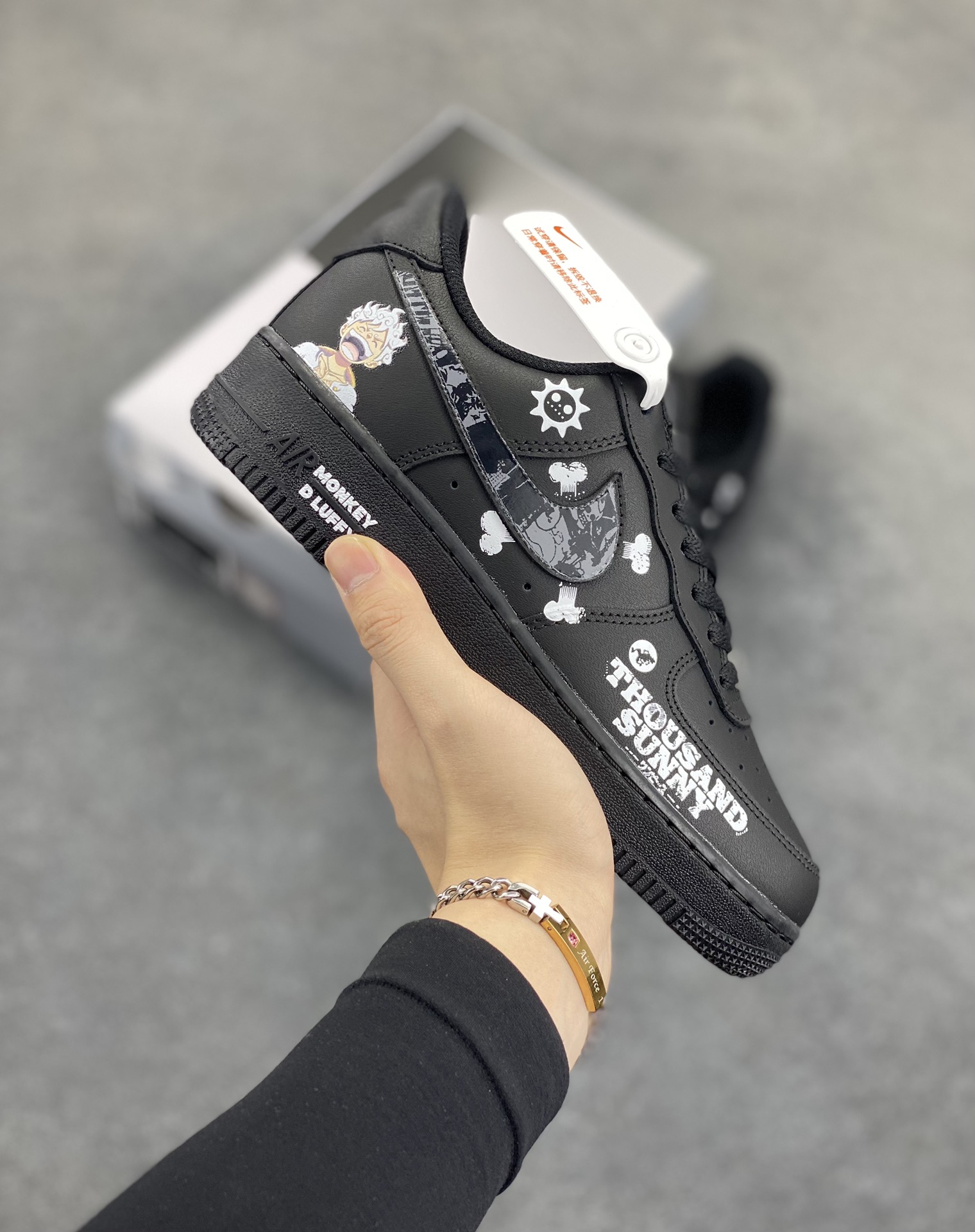 “五档尼卡”Nike Air Force 1 “NICA”#《海贼王》 漫画系列 空军一号定制低帮板鞋 货号：CW2288-016 路飞的橡胶果实，实则是动物系幻兽种人人果实尼卡形态，五档便是这一果实觉醒后的形态。进入五档后，路飞外貌大变，头发和衣服变为白色，头发呈火焰状，眉毛变粗，浑身环绕烟云，酷似传说中的太阳神尼卡 货号：CW2288-016 尺码：36 36.5 37.5 38 38.5 39 40 40.5 41 42 42.5 43 44 44.5 45-选品中心