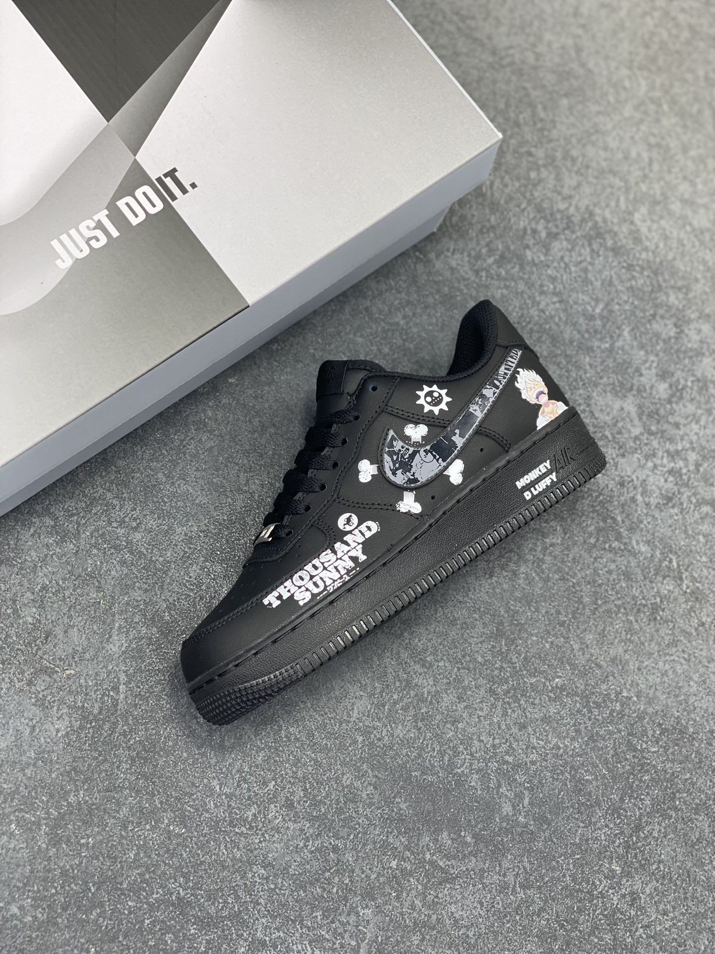 图片[7]-“五档尼卡”Nike Air Force 1 “NICA”#《海贼王》 漫画系列 空军一号定制低帮板鞋 货号：CW2288-016 路飞的橡胶果实，实则是动物系幻兽种人人果实尼卡形态，五档便是这一果实觉醒后的形态。进入五档后，路飞外貌大变，头发和衣服变为白色，头发呈火焰状，眉毛变粗，浑身环绕烟云，酷似传说中的太阳神尼卡 货号：CW2288-016 尺码：36 36.5 37.5 38 38.5 39 40 40.5 41 42 42.5 43 44 44.5 45-选品中心