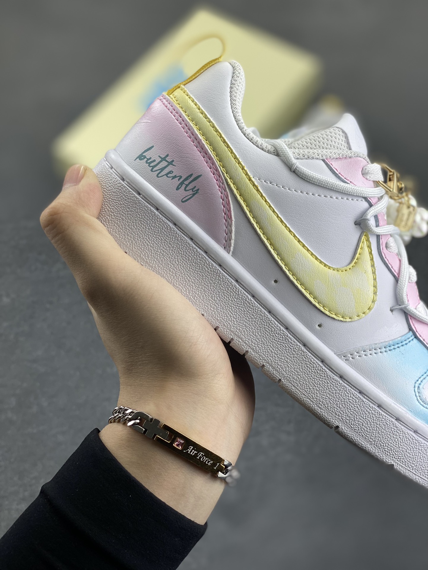 图片[6]-Nike Court Borough☁️ “彩虹云朵”☁️踏青季低帮板鞋 彩虹云朵，是自然赠予人间的浪漫奇迹。雨后初晴时，阳光穿过悬浮在天空中的无数细小水滴，经折射、内反射后，分散成绚丽的七色光谱，如同一条璀璨的丝带，轻盈地铺展在澄澈的天幕上。赤橙黄绿青蓝紫，每一种色彩都明艳夺目，相互交融却又层次分明，为天空绘就出一幅如梦似幻的画卷 货号：BQ5448-213 尺码：36 36.5 37.5 38 38.5 39 40 40.5 41 42 42.5 43 44 44.5 45 200结算-选品中心