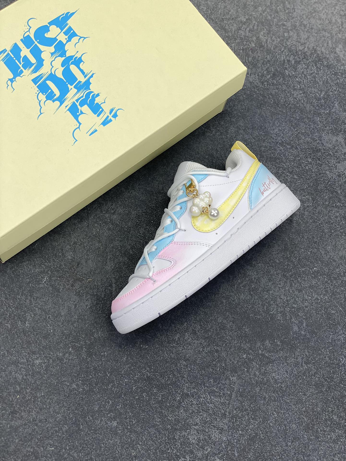 图片[7]-Nike Court Borough☁️ “彩虹云朵”☁️踏青季低帮板鞋 彩虹云朵，是自然赠予人间的浪漫奇迹。雨后初晴时，阳光穿过悬浮在天空中的无数细小水滴，经折射、内反射后，分散成绚丽的七色光谱，如同一条璀璨的丝带，轻盈地铺展在澄澈的天幕上。赤橙黄绿青蓝紫，每一种色彩都明艳夺目，相互交融却又层次分明，为天空绘就出一幅如梦似幻的画卷 货号：BQ5448-213 尺码：36 36.5 37.5 38 38.5 39 40 40.5 41 42 42.5 43 44 44.5 45 200结算-选品中心