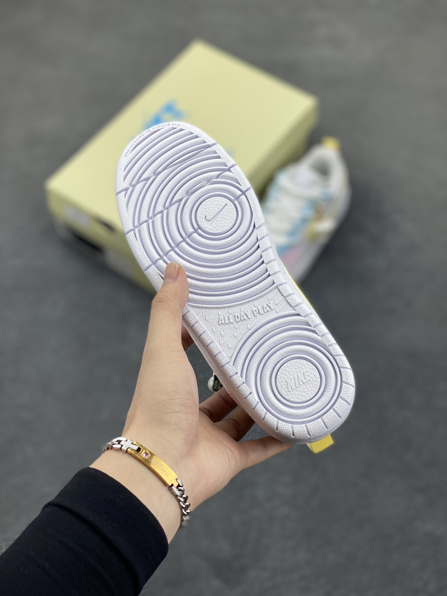 图片[5]-Nike Court Borough☁️ “彩虹云朵”☁️踏青季低帮板鞋 彩虹云朵，是自然赠予人间的浪漫奇迹。雨后初晴时，阳光穿过悬浮在天空中的无数细小水滴，经折射、内反射后，分散成绚丽的七色光谱，如同一条璀璨的丝带，轻盈地铺展在澄澈的天幕上。赤橙黄绿青蓝紫，每一种色彩都明艳夺目，相互交融却又层次分明，为天空绘就出一幅如梦似幻的画卷 货号：BQ5448-213 尺码：36 36.5 37.5 38 38.5 39 40 40.5 41 42 42.5 43 44 44.5 45 200结算-选品中心