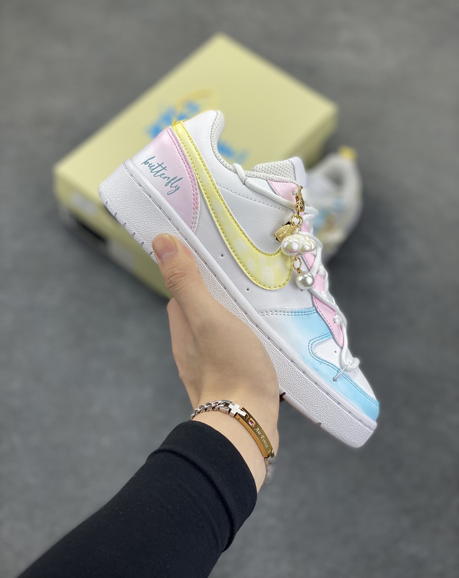 Nike Court Borough☁️ “彩虹云朵”☁️踏青季低帮板鞋 彩虹云朵，是自然赠予人间的浪漫奇迹。雨后初晴时，阳光穿过悬浮在天空中的无数细小水滴，经折射、内反射后，分散成绚丽的七色光谱，如同一条璀璨的丝带，轻盈地铺展在澄澈的天幕上。赤橙黄绿青蓝紫，每一种色彩都明艳夺目，相互交融却又层次分明，为天空绘就出一幅如梦似幻的画卷 货号：BQ5448-213 尺码：36 36.5 37.5 38 38.5 39 40 40.5 41 42 42.5 43 44 44.5 45 200结算-选品中心