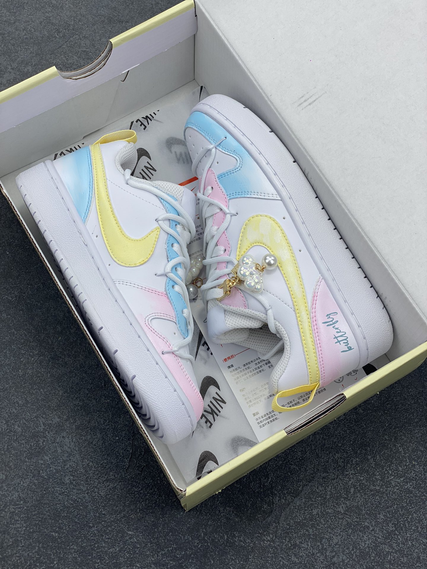 图片[9]-Nike Court Borough☁️ “彩虹云朵”☁️踏青季低帮板鞋 彩虹云朵，是自然赠予人间的浪漫奇迹。雨后初晴时，阳光穿过悬浮在天空中的无数细小水滴，经折射、内反射后，分散成绚丽的七色光谱，如同一条璀璨的丝带，轻盈地铺展在澄澈的天幕上。赤橙黄绿青蓝紫，每一种色彩都明艳夺目，相互交融却又层次分明，为天空绘就出一幅如梦似幻的画卷 货号：BQ5448-213 尺码：36 36.5 37.5 38 38.5 39 40 40.5 41 42 42.5 43 44 44.5 45 200结算-选品中心