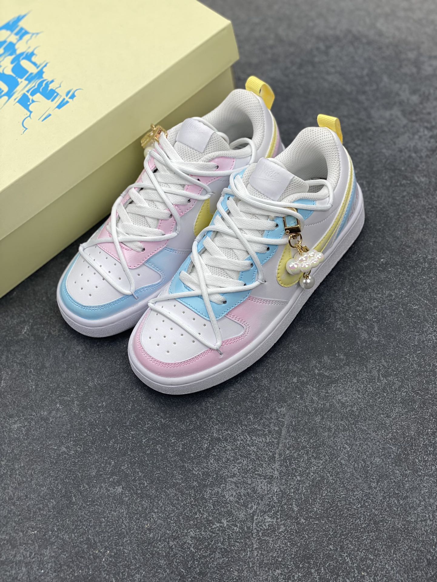 图片[8]-Nike Court Borough☁️ “彩虹云朵”☁️踏青季低帮板鞋 彩虹云朵，是自然赠予人间的浪漫奇迹。雨后初晴时，阳光穿过悬浮在天空中的无数细小水滴，经折射、内反射后，分散成绚丽的七色光谱，如同一条璀璨的丝带，轻盈地铺展在澄澈的天幕上。赤橙黄绿青蓝紫，每一种色彩都明艳夺目，相互交融却又层次分明，为天空绘就出一幅如梦似幻的画卷 货号：BQ5448-213 尺码：36 36.5 37.5 38 38.5 39 40 40.5 41 42 42.5 43 44 44.5 45 200结算-选品中心