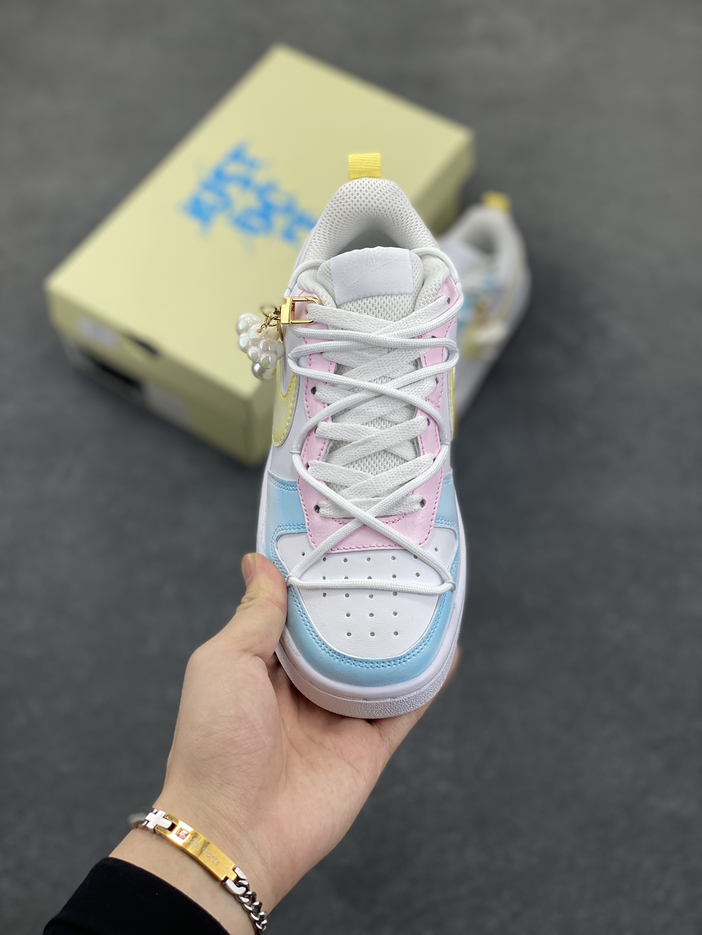 图片[2]-Nike Court Borough☁️ “彩虹云朵”☁️踏青季低帮板鞋 彩虹云朵，是自然赠予人间的浪漫奇迹。雨后初晴时，阳光穿过悬浮在天空中的无数细小水滴，经折射、内反射后，分散成绚丽的七色光谱，如同一条璀璨的丝带，轻盈地铺展在澄澈的天幕上。赤橙黄绿青蓝紫，每一种色彩都明艳夺目，相互交融却又层次分明，为天空绘就出一幅如梦似幻的画卷 货号：BQ5448-213 尺码：36 36.5 37.5 38 38.5 39 40 40.5 41 42 42.5 43 44 44.5 45 200结算-选品中心