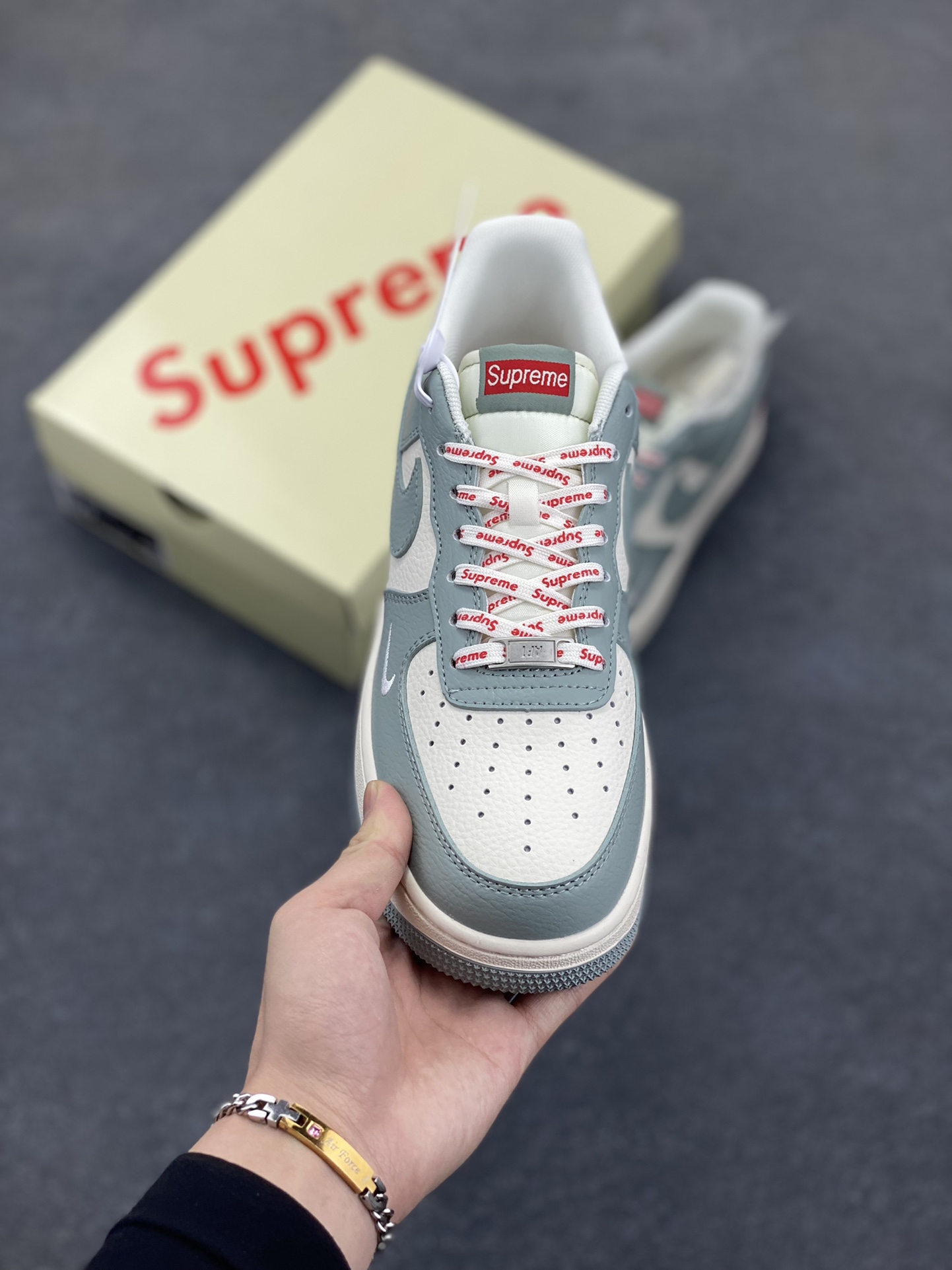 图片[2]-NIke Air Force 1 \’07 Low “Supreme联名——穹灰”空军一号 低帮 运动鞋 休闲鞋 折边针车 工艺难度大 原楦头原纸板 原装鞋盒 定制五金配件 内置全掌气垫 原厂鞋底 货号：ZH2598-319 尺码：36 36.5 37.5 38 38.5 39 40 40.5 41 42 42.5 43 44 44.5 45-选品中心