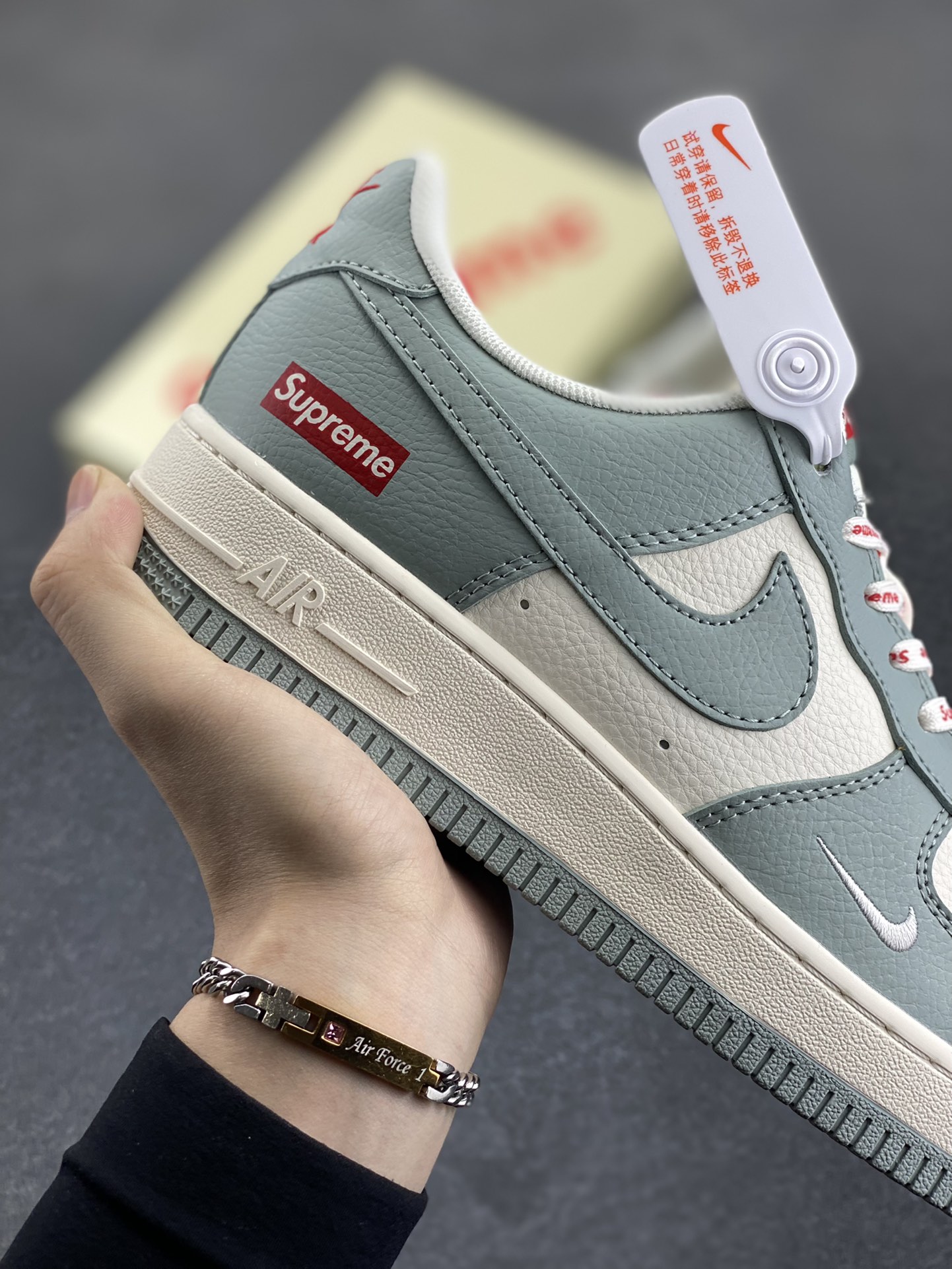 图片[6]-NIke Air Force 1 \’07 Low “Supreme联名——穹灰”空军一号 低帮 运动鞋 休闲鞋 折边针车 工艺难度大 原楦头原纸板 原装鞋盒 定制五金配件 内置全掌气垫 原厂鞋底 货号：ZH2598-319 尺码：36 36.5 37.5 38 38.5 39 40 40.5 41 42 42.5 43 44 44.5 45-选品中心