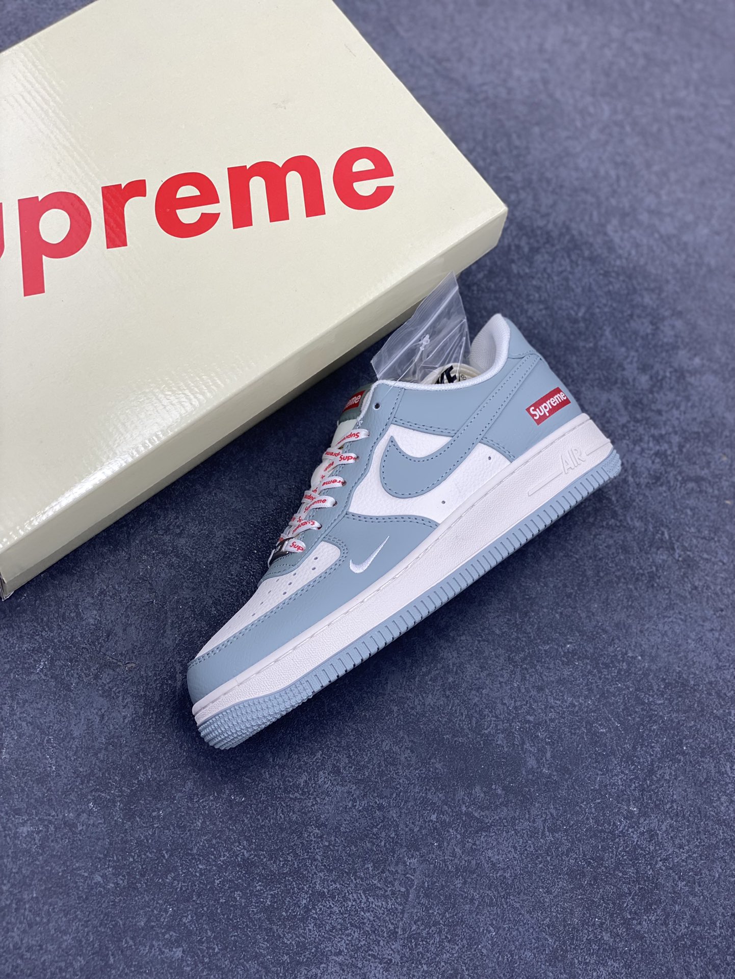 图片[7]-NIke Air Force 1 \’07 Low “Supreme联名——穹灰”空军一号 低帮 运动鞋 休闲鞋 折边针车 工艺难度大 原楦头原纸板 原装鞋盒 定制五金配件 内置全掌气垫 原厂鞋底 货号：ZH2598-319 尺码：36 36.5 37.5 38 38.5 39 40 40.5 41 42 42.5 43 44 44.5 45-选品中心