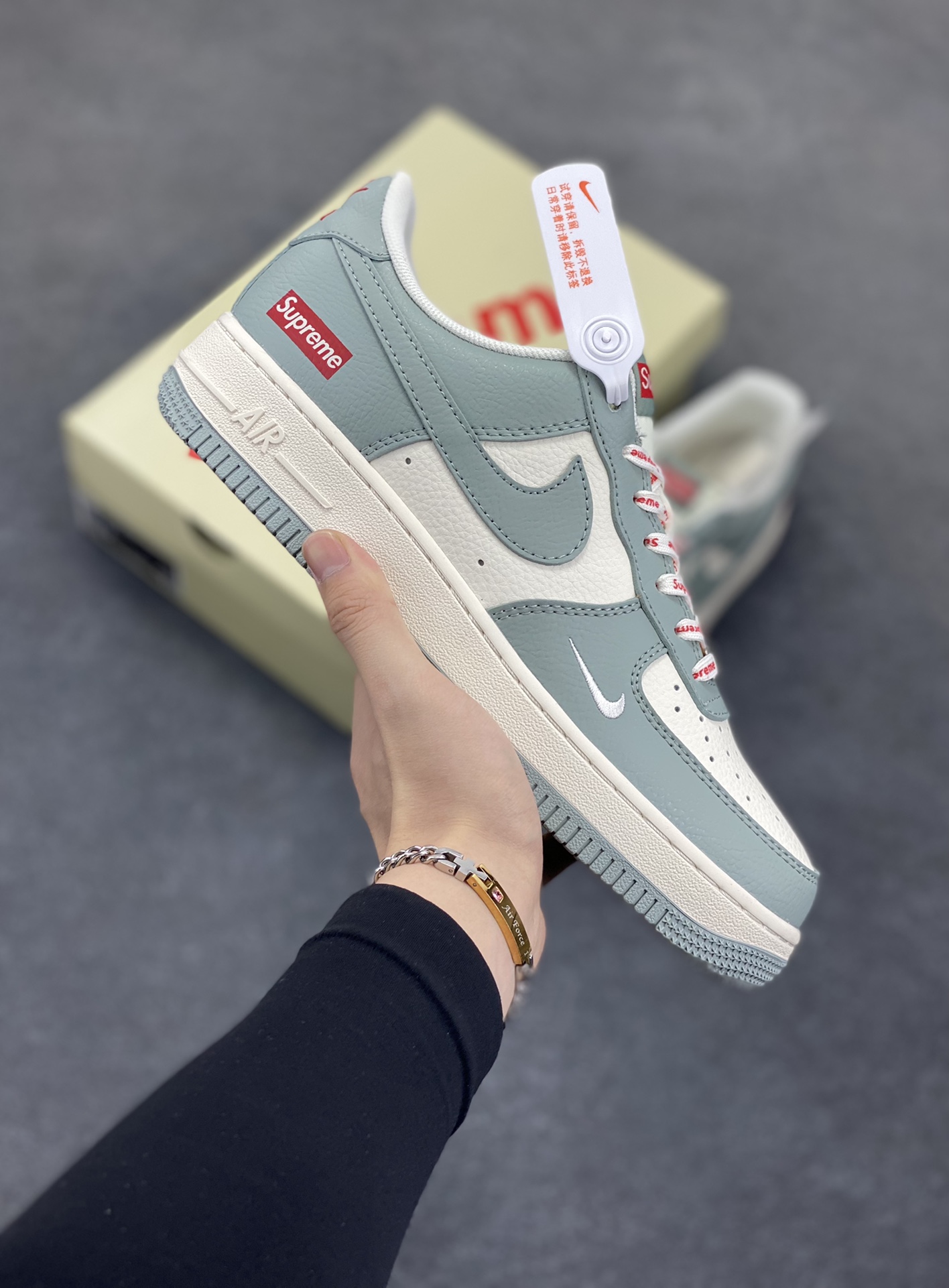 NIke Air Force 1 \’07 Low “Supreme联名——穹灰”空军一号 低帮 运动鞋 休闲鞋 折边针车 工艺难度大 原楦头原纸板 原装鞋盒 定制五金配件 内置全掌气垫 原厂鞋底 货号:ZH2598-319 尺码:36 36.5 37.5 38 38.5 39 40 40.5 41 42 42.5 43 44 44.5 45-选品中心