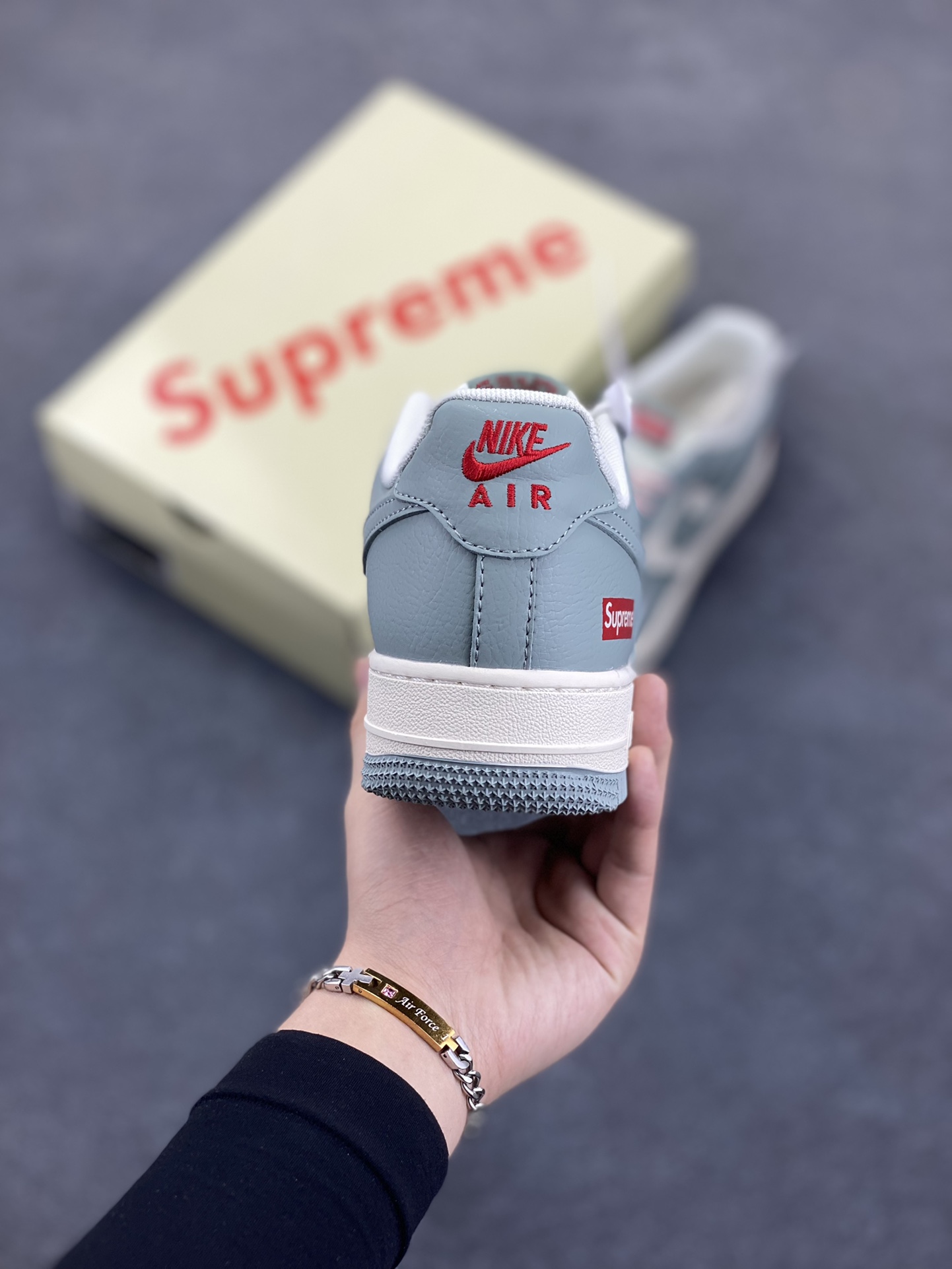 图片[4]-NIke Air Force 1 \’07 Low “Supreme联名——穹灰”空军一号 低帮 运动鞋 休闲鞋 折边针车 工艺难度大 原楦头原纸板 原装鞋盒 定制五金配件 内置全掌气垫 原厂鞋底 货号：ZH2598-319 尺码：36 36.5 37.5 38 38.5 39 40 40.5 41 42 42.5 43 44 44.5 45-选品中心