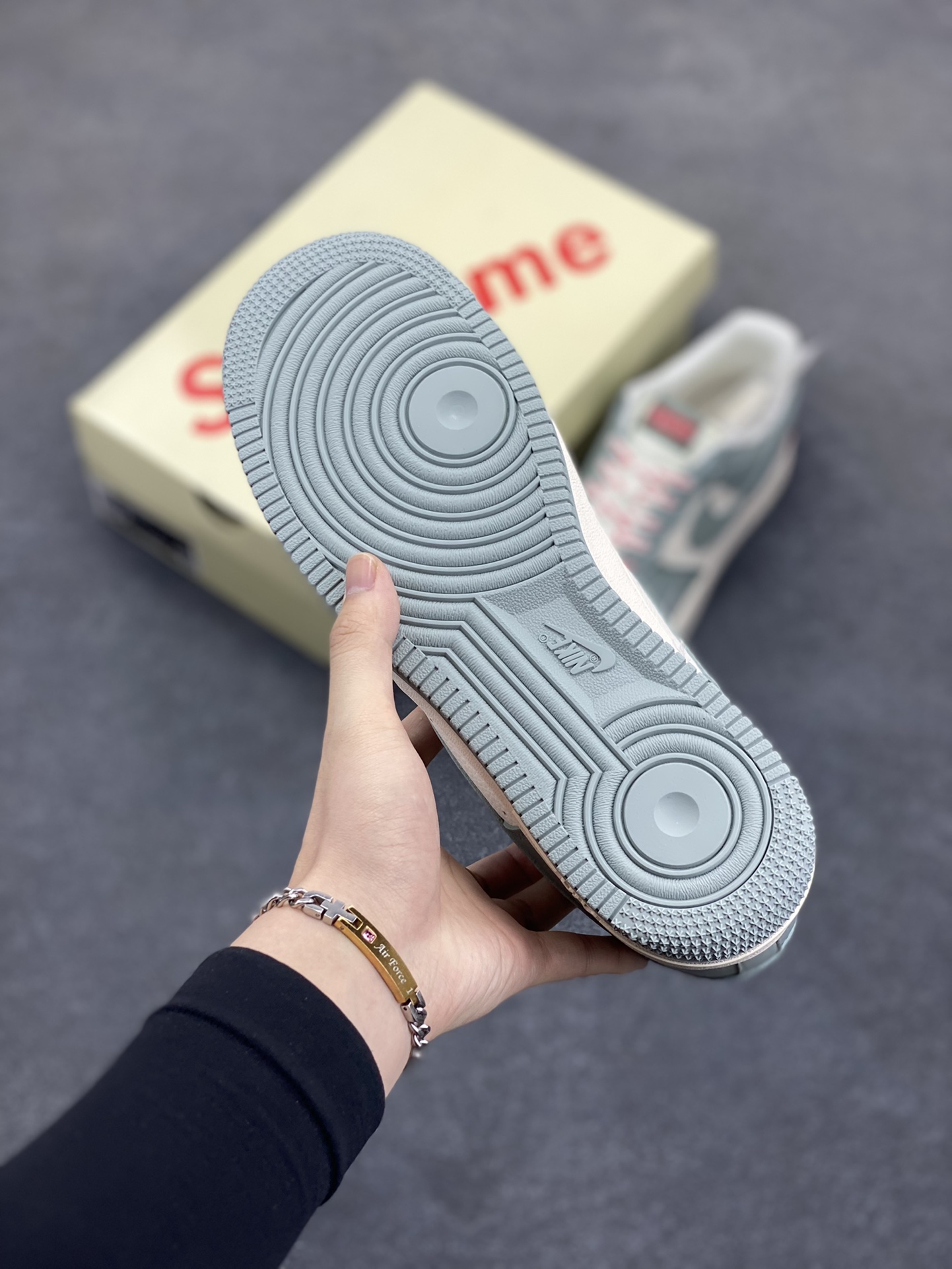 图片[5]-NIke Air Force 1 \’07 Low “Supreme联名——穹灰”空军一号 低帮 运动鞋 休闲鞋 折边针车 工艺难度大 原楦头原纸板 原装鞋盒 定制五金配件 内置全掌气垫 原厂鞋底 货号：ZH2598-319 尺码：36 36.5 37.5 38 38.5 39 40 40.5 41 42 42.5 43 44 44.5 45-选品中心