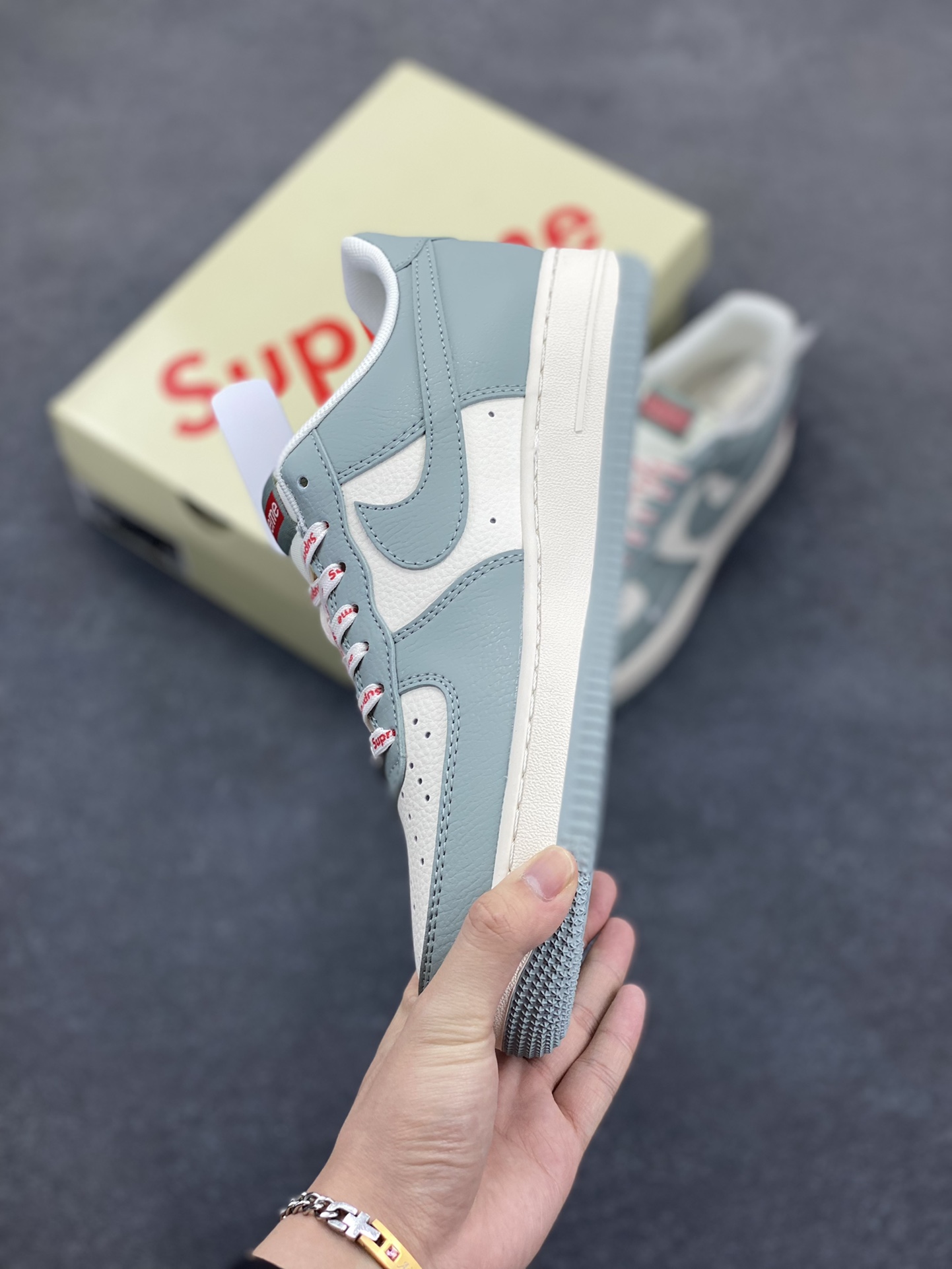 图片[3]-NIke Air Force 1 \’07 Low “Supreme联名——穹灰”空军一号 低帮 运动鞋 休闲鞋 折边针车 工艺难度大 原楦头原纸板 原装鞋盒 定制五金配件 内置全掌气垫 原厂鞋底 货号：ZH2598-319 尺码：36 36.5 37.5 38 38.5 39 40 40.5 41 42 42.5 43 44 44.5 45-选品中心