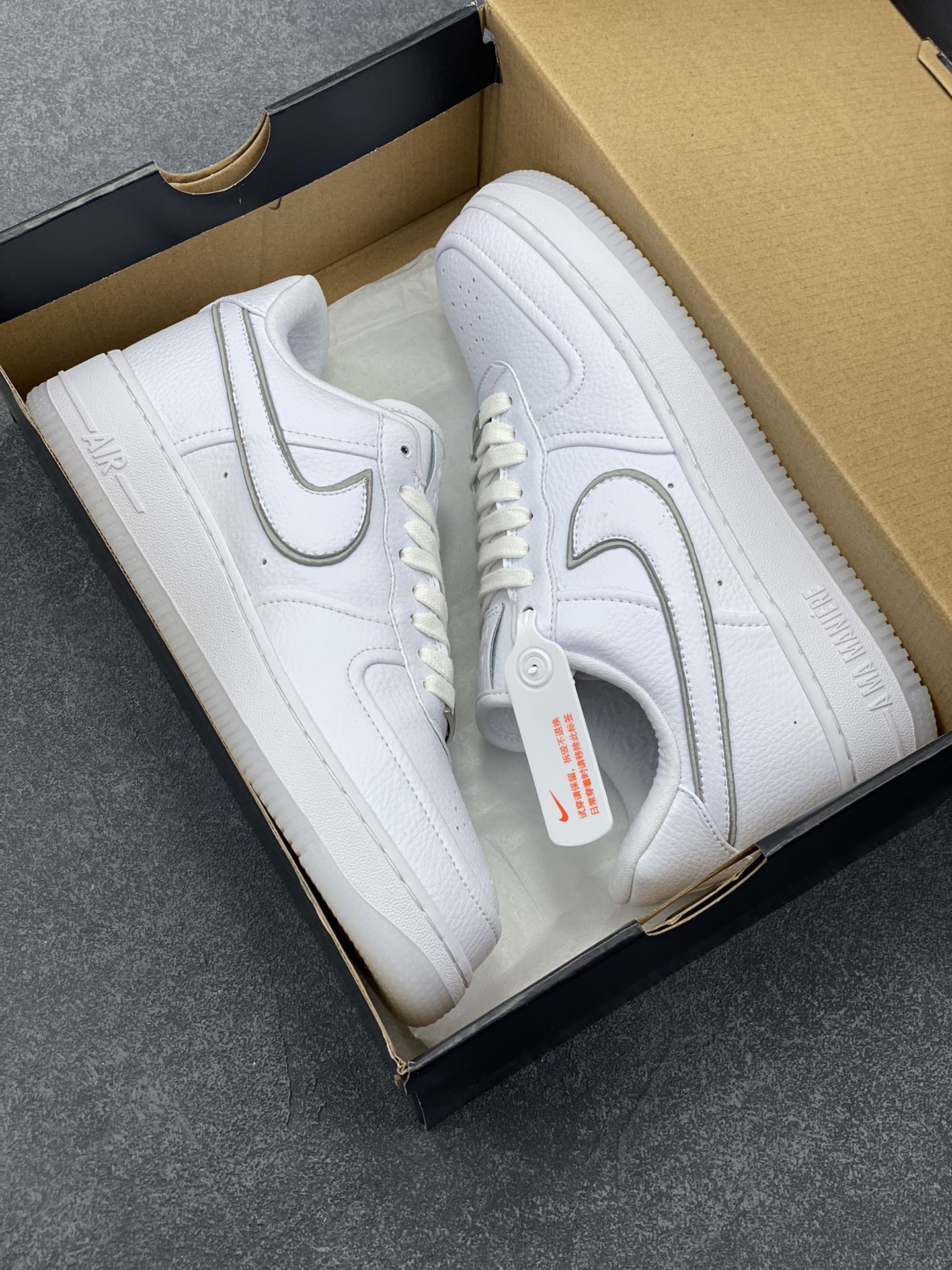 图片[9]-Nike Air Force 1 Low 空军一号低帮百搭休闲运动板鞋。柔软、弹性十足的缓震性能和出色的中底设计，横跨复古与现代的外型结合，造就出风靡全球三十多年的Force 1，直到今天还深受青睐。 货号：HF4084-100 尺码：36 36.5 37.5 38 38.5 39 40 40.5 41 42 42.5 43 44 44.5 45-选品中心