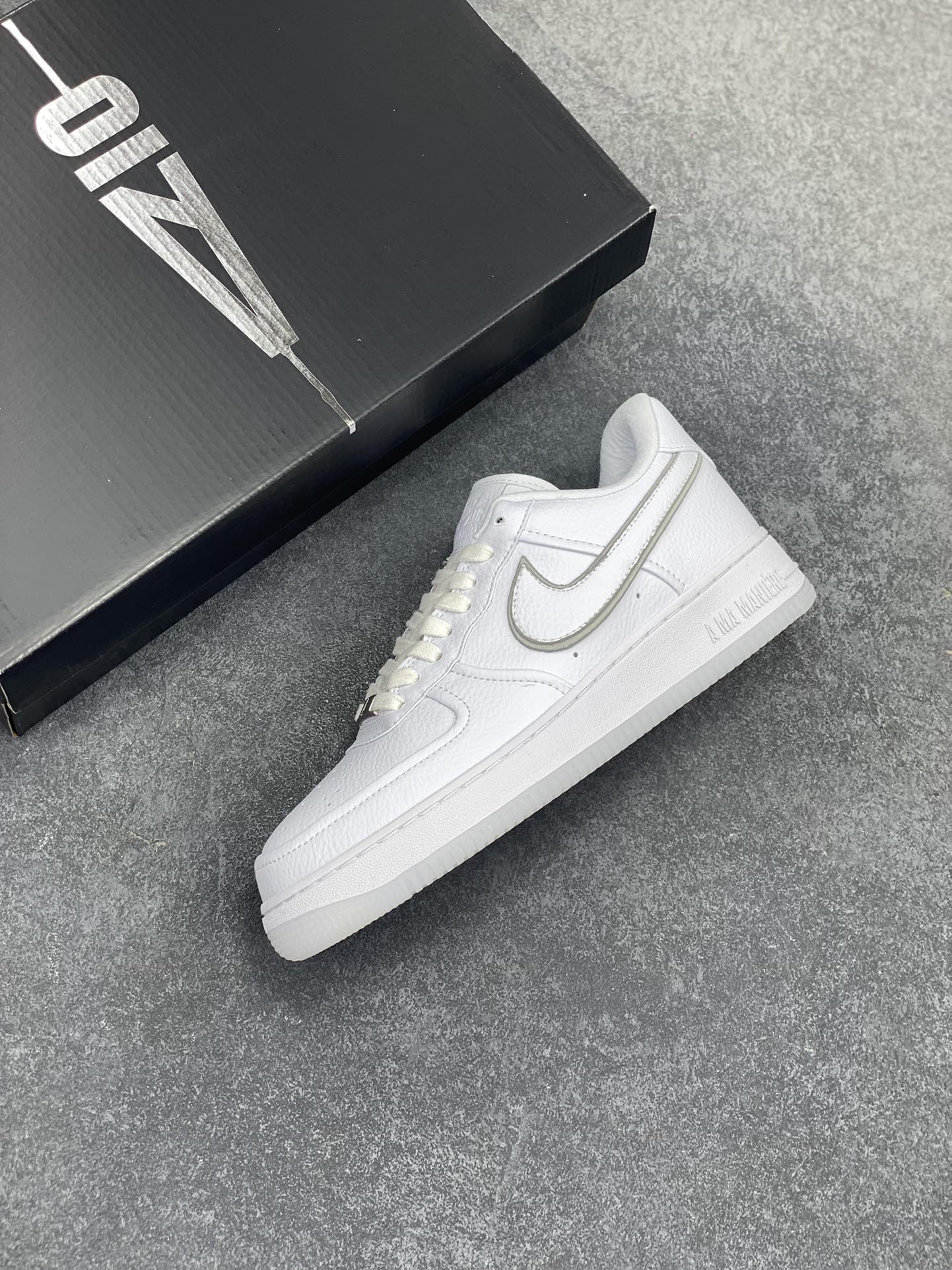 图片[7]-Nike Air Force 1 Low 空军一号低帮百搭休闲运动板鞋。柔软、弹性十足的缓震性能和出色的中底设计，横跨复古与现代的外型结合，造就出风靡全球三十多年的Force 1，直到今天还深受青睐。 货号：HF4084-100 尺码：36 36.5 37.5 38 38.5 39 40 40.5 41 42 42.5 43 44 44.5 45-选品中心