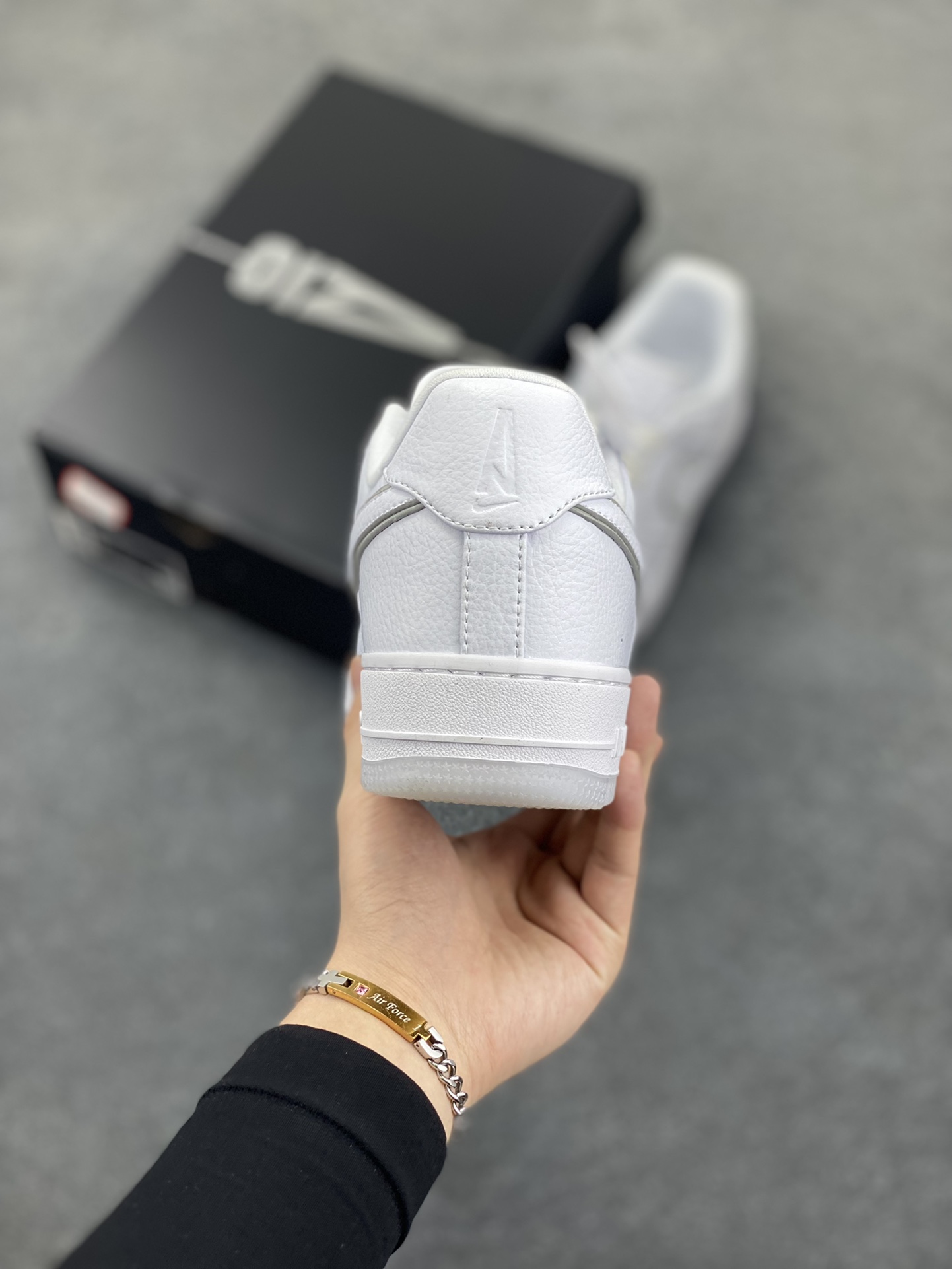 图片[4]-Nike Air Force 1 Low 空军一号低帮百搭休闲运动板鞋。柔软、弹性十足的缓震性能和出色的中底设计，横跨复古与现代的外型结合，造就出风靡全球三十多年的Force 1，直到今天还深受青睐。 货号：HF4084-100 尺码：36 36.5 37.5 38 38.5 39 40 40.5 41 42 42.5 43 44 44.5 45-选品中心