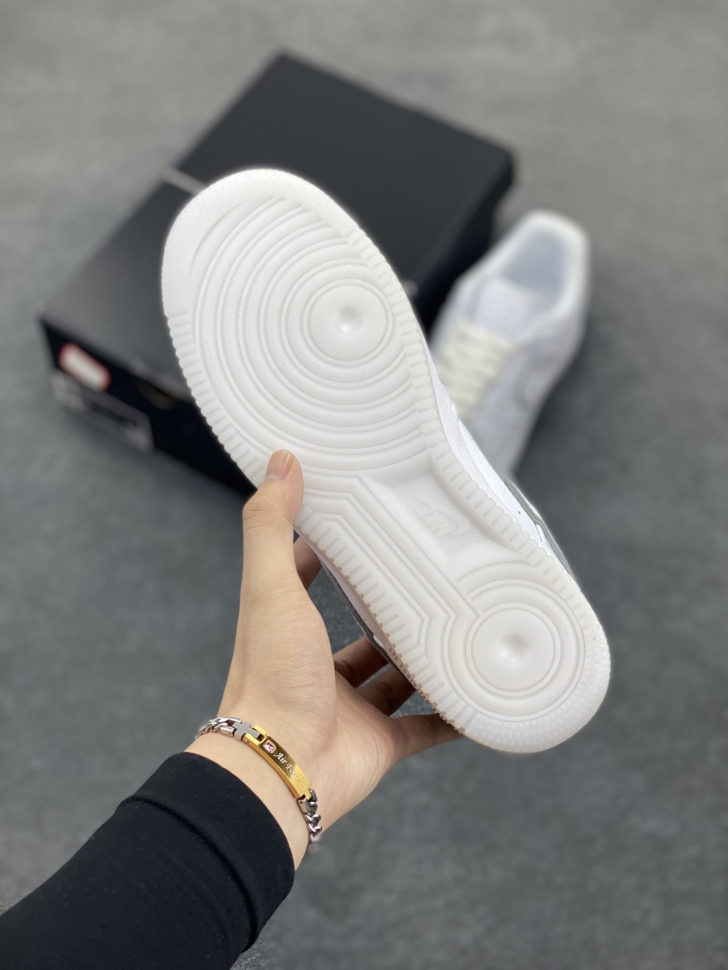 图片[5]-Nike Air Force 1 Low 空军一号低帮百搭休闲运动板鞋。柔软、弹性十足的缓震性能和出色的中底设计，横跨复古与现代的外型结合，造就出风靡全球三十多年的Force 1，直到今天还深受青睐。 货号：HF4084-100 尺码：36 36.5 37.5 38 38.5 39 40 40.5 41 42 42.5 43 44 44.5 45-选品中心
