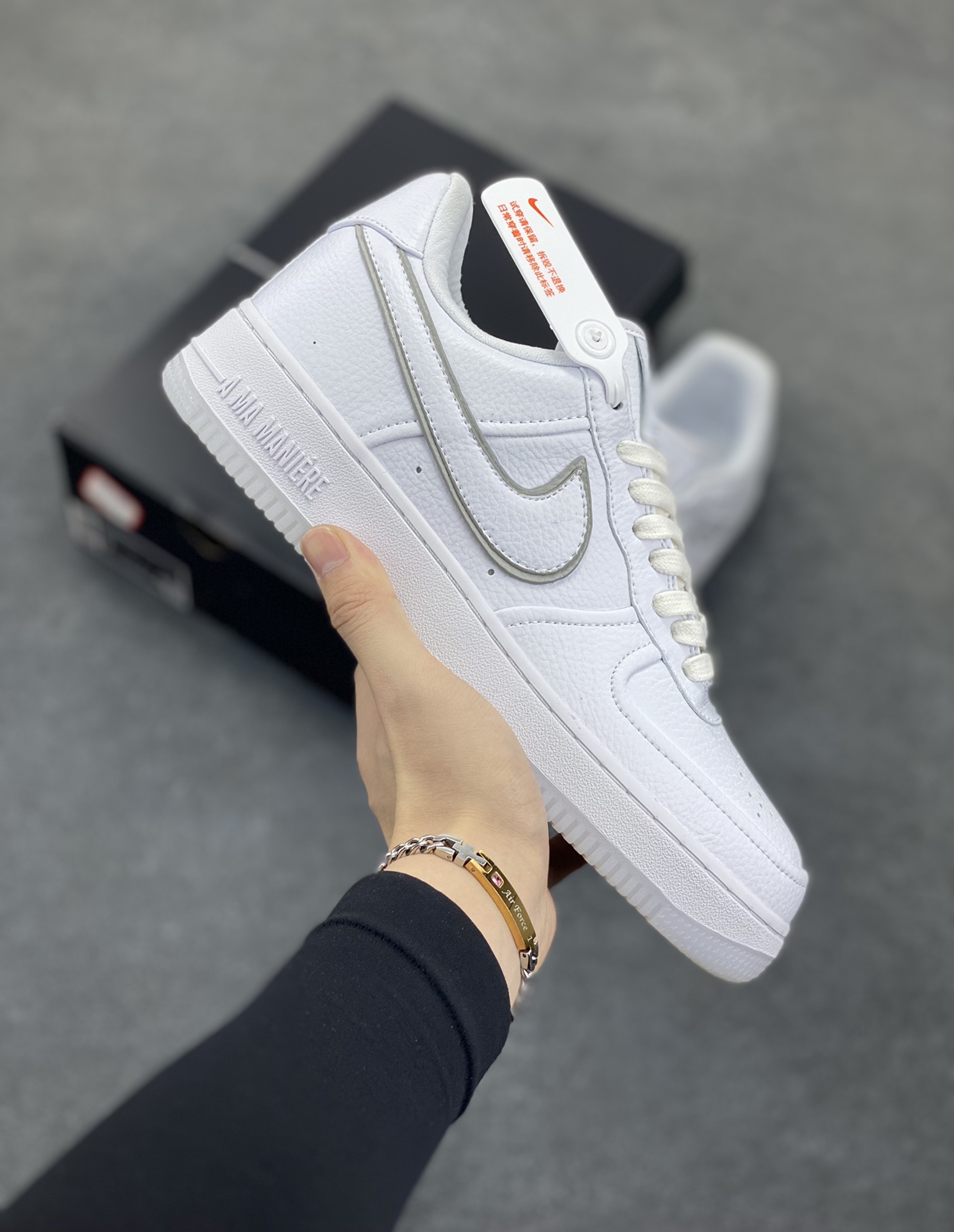 Nike Air Force 1 Low 空军一号低帮百搭休闲运动板鞋。柔软、弹性十足的缓震性能和出色的中底设计，横跨复古与现代的外型结合，造就出风靡全球三十多年的Force 1，直到今天还深受青睐。 货号：HF4084-100 尺码：36 36.5 37.5 38 38.5 39 40 40.5 41 42 42.5 43 44 44.5 45-选品中心