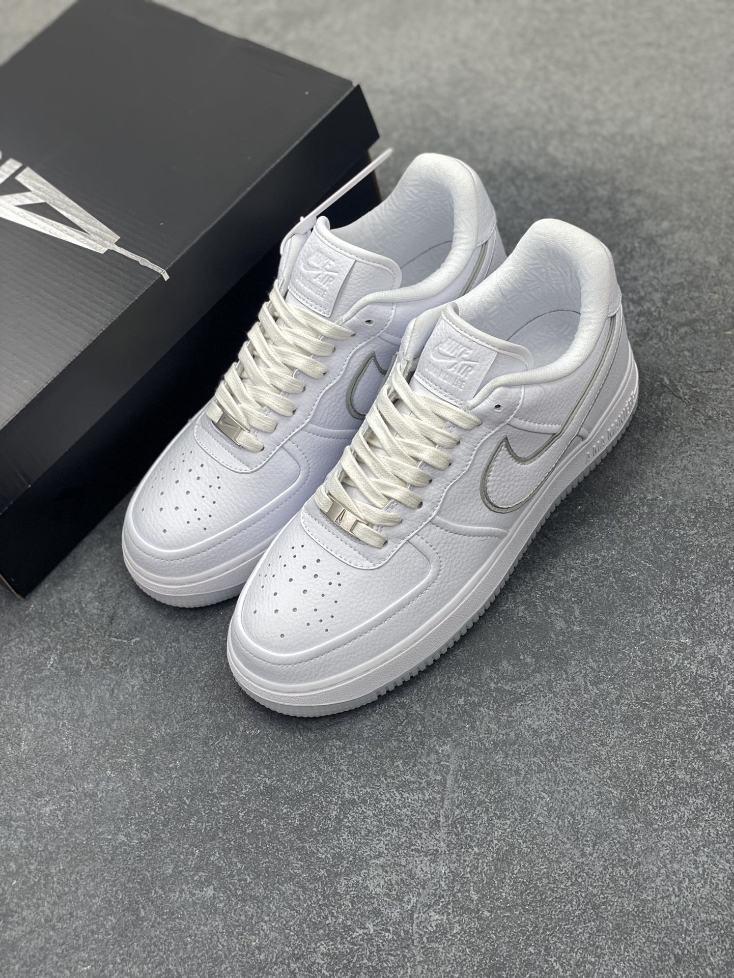 图片[8]-Nike Air Force 1 Low 空军一号低帮百搭休闲运动板鞋。柔软、弹性十足的缓震性能和出色的中底设计，横跨复古与现代的外型结合，造就出风靡全球三十多年的Force 1，直到今天还深受青睐。 货号：HF4084-100 尺码：36 36.5 37.5 38 38.5 39 40 40.5 41 42 42.5 43 44 44.5 45-选品中心