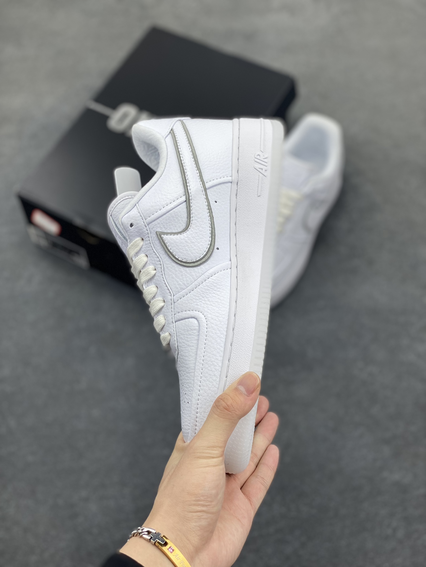 图片[3]-Nike Air Force 1 Low 空军一号低帮百搭休闲运动板鞋。柔软、弹性十足的缓震性能和出色的中底设计，横跨复古与现代的外型结合，造就出风靡全球三十多年的Force 1，直到今天还深受青睐。 货号：HF4084-100 尺码：36 36.5 37.5 38 38.5 39 40 40.5 41 42 42.5 43 44 44.5 45-选品中心