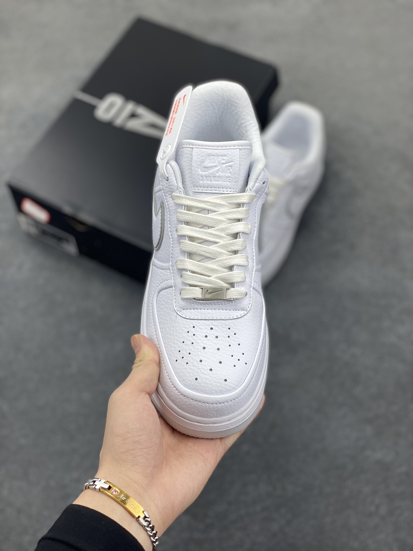 图片[2]-Nike Air Force 1 Low 空军一号低帮百搭休闲运动板鞋。柔软、弹性十足的缓震性能和出色的中底设计，横跨复古与现代的外型结合，造就出风靡全球三十多年的Force 1，直到今天还深受青睐。 货号：HF4084-100 尺码：36 36.5 37.5 38 38.5 39 40 40.5 41 42 42.5 43 44 44.5 45-选品中心