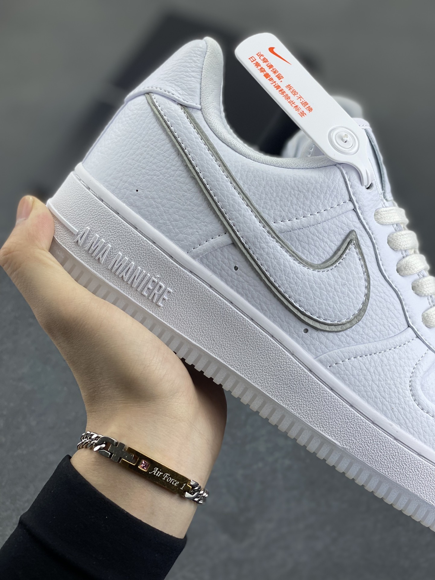 图片[6]-Nike Air Force 1 Low 空军一号低帮百搭休闲运动板鞋。柔软、弹性十足的缓震性能和出色的中底设计，横跨复古与现代的外型结合，造就出风靡全球三十多年的Force 1，直到今天还深受青睐。 货号：HF4084-100 尺码：36 36.5 37.5 38 38.5 39 40 40.5 41 42 42.5 43 44 44.5 45-选品中心