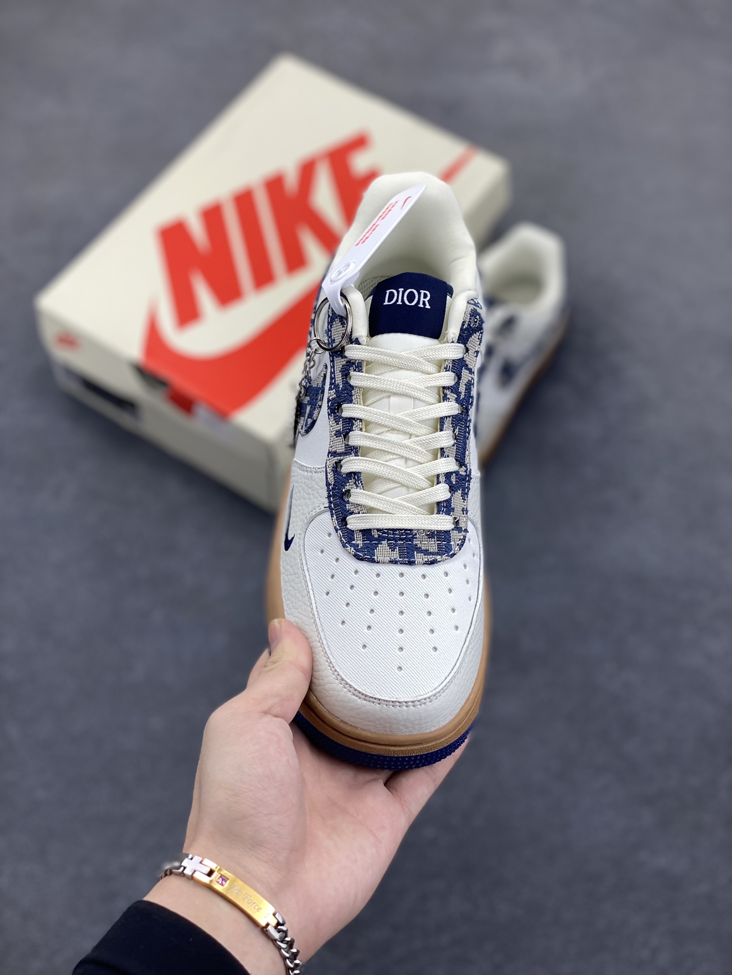 图片[2]-Nike Air Force 1 Low 空军一号低帮百搭休闲运动板鞋。柔软、弹性十足的缓震性能和出色的中底设计，横跨复古与现代的外型结合，造就出风靡全球三十多年的Force 1，直到今天还深受青睐。 货号：KK1988-052 尺码：36 37.5 38 39 40 40.5 41 42 42.5 43 44 44.5 45-选品中心
