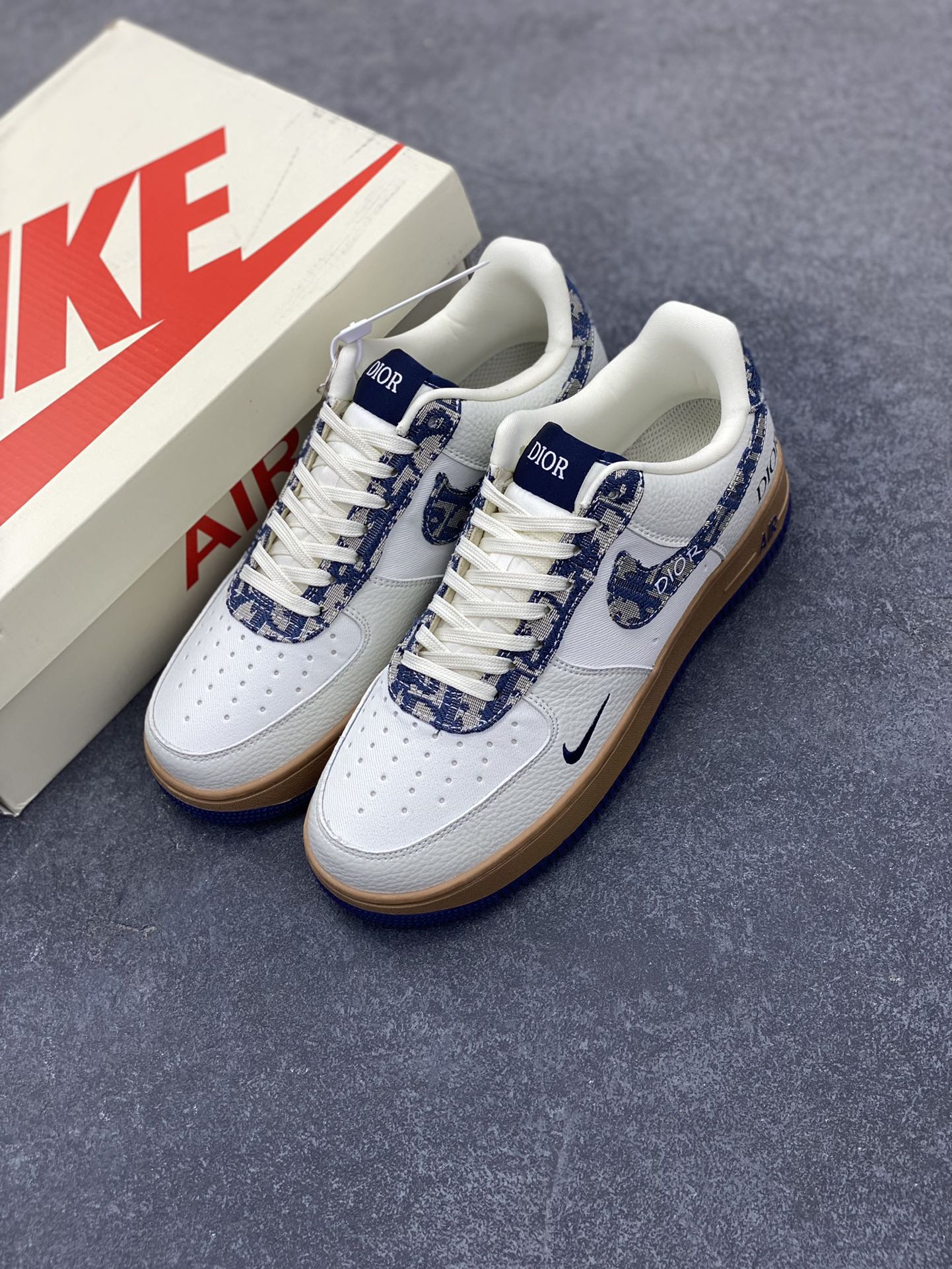 图片[8]-Nike Air Force 1 Low 空军一号低帮百搭休闲运动板鞋。柔软、弹性十足的缓震性能和出色的中底设计，横跨复古与现代的外型结合，造就出风靡全球三十多年的Force 1，直到今天还深受青睐。 货号：KK1988-052 尺码：36 37.5 38 39 40 40.5 41 42 42.5 43 44 44.5 45-选品中心