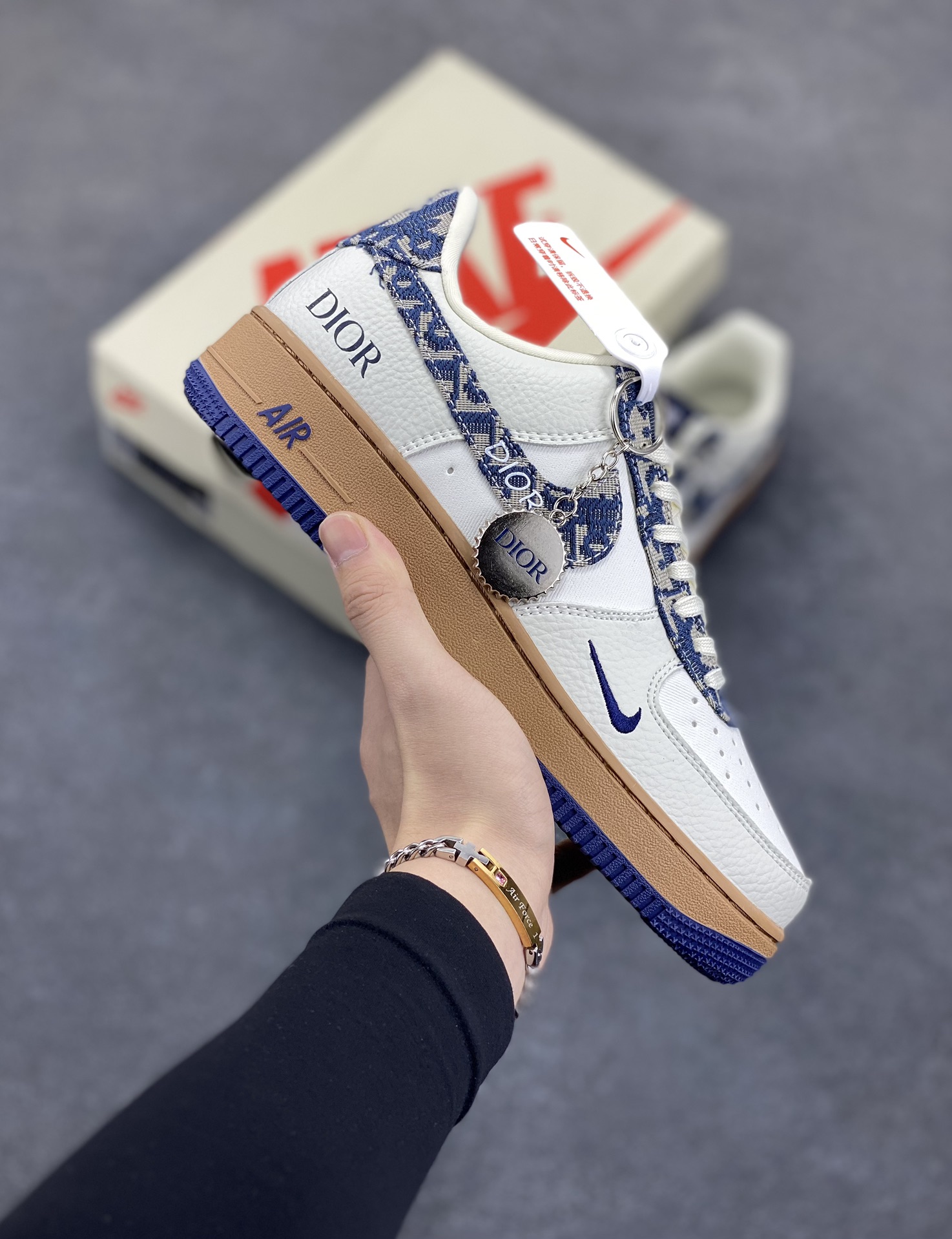 Nike Air Force 1 Low 空军一号低帮百搭休闲运动板鞋。柔软、弹性十足的缓震性能和出色的中底设计,横跨复古与现代的外型结合,造就出风靡全球三十多年的Force 1,直到今天还深受青睐。 货号:KK1988-052 尺码:36 37.5 38 39 40 40.5 41 42 42.5 43 44 44.5 45-选品中心