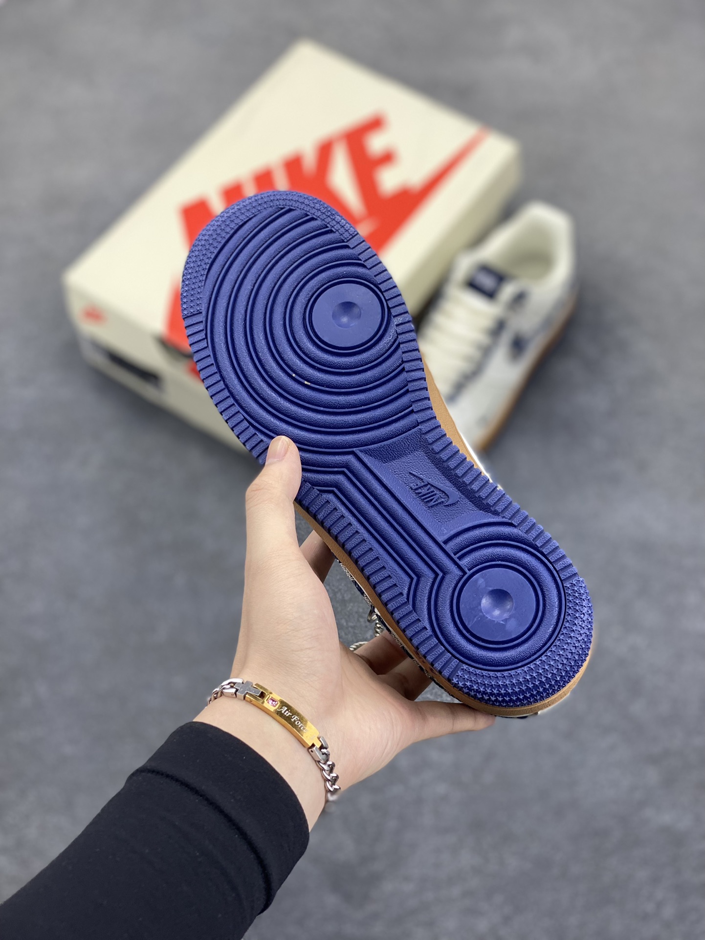 图片[5]-Nike Air Force 1 Low 空军一号低帮百搭休闲运动板鞋。柔软、弹性十足的缓震性能和出色的中底设计，横跨复古与现代的外型结合，造就出风靡全球三十多年的Force 1，直到今天还深受青睐。 货号：KK1988-052 尺码：36 37.5 38 39 40 40.5 41 42 42.5 43 44 44.5 45-选品中心