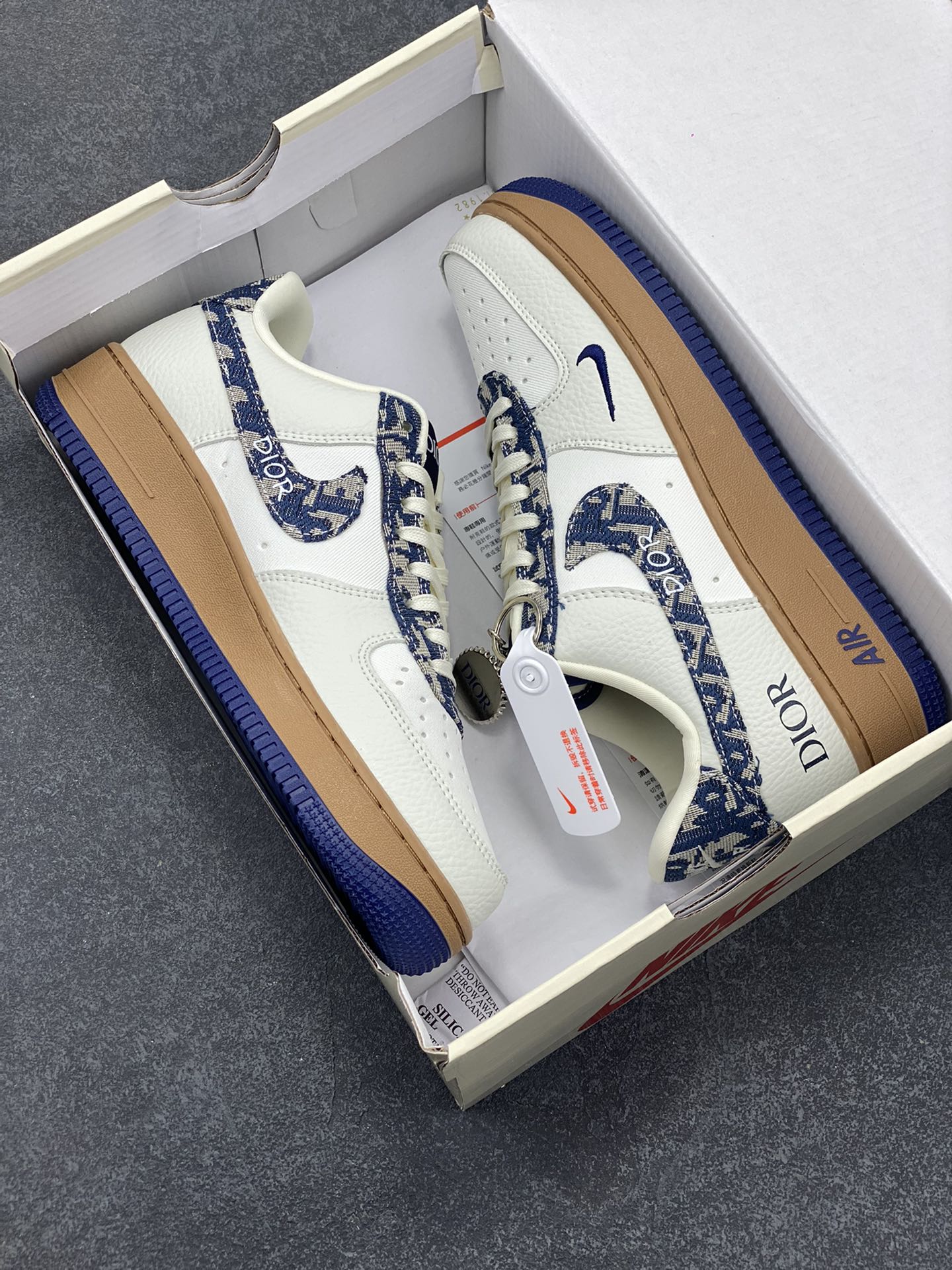 图片[9]-Nike Air Force 1 Low 空军一号低帮百搭休闲运动板鞋。柔软、弹性十足的缓震性能和出色的中底设计，横跨复古与现代的外型结合，造就出风靡全球三十多年的Force 1，直到今天还深受青睐。 货号：KK1988-052 尺码：36 37.5 38 39 40 40.5 41 42 42.5 43 44 44.5 45-选品中心