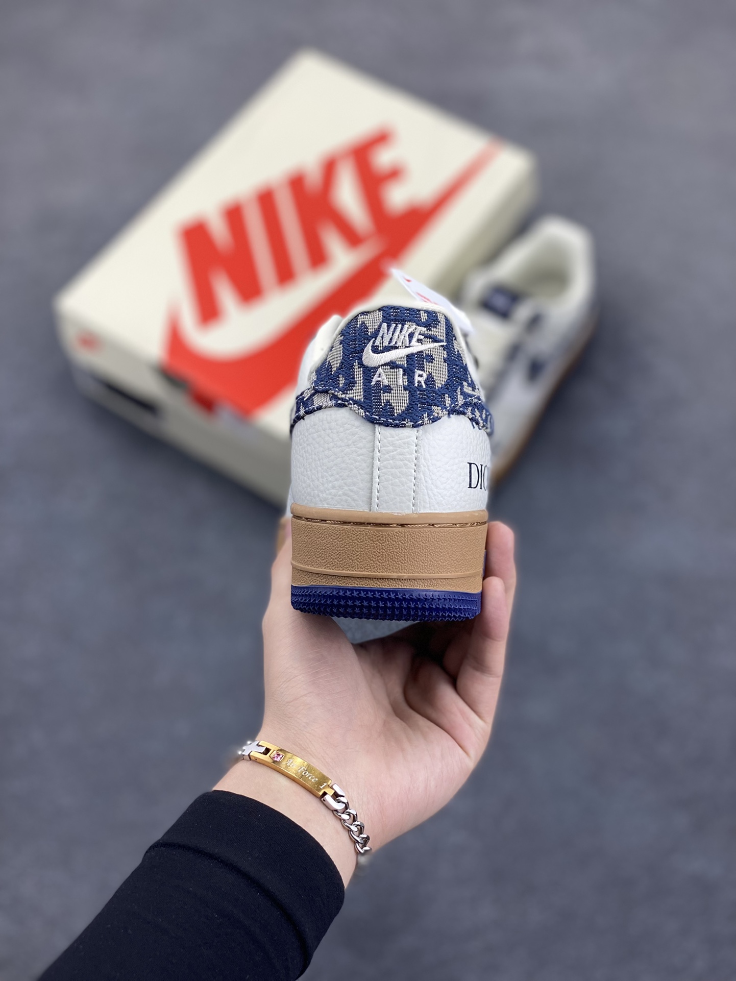 图片[4]-Nike Air Force 1 Low 空军一号低帮百搭休闲运动板鞋。柔软、弹性十足的缓震性能和出色的中底设计，横跨复古与现代的外型结合，造就出风靡全球三十多年的Force 1，直到今天还深受青睐。 货号：KK1988-052 尺码：36 37.5 38 39 40 40.5 41 42 42.5 43 44 44.5 45-选品中心