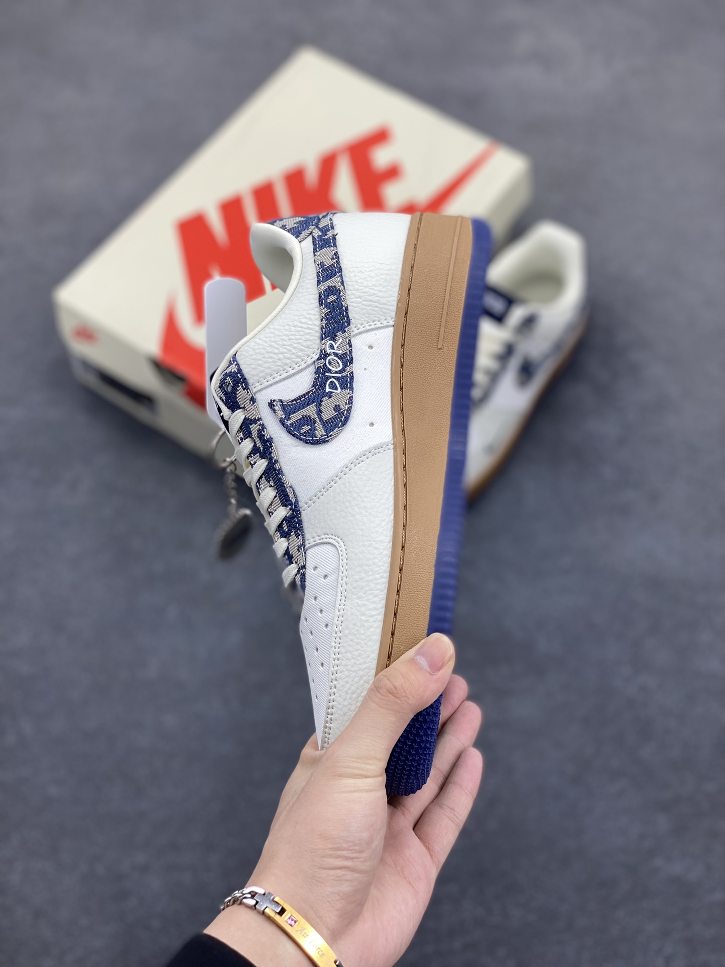 图片[3]-Nike Air Force 1 Low 空军一号低帮百搭休闲运动板鞋。柔软、弹性十足的缓震性能和出色的中底设计，横跨复古与现代的外型结合，造就出风靡全球三十多年的Force 1，直到今天还深受青睐。 货号：KK1988-052 尺码：36 37.5 38 39 40 40.5 41 42 42.5 43 44 44.5 45-选品中心
