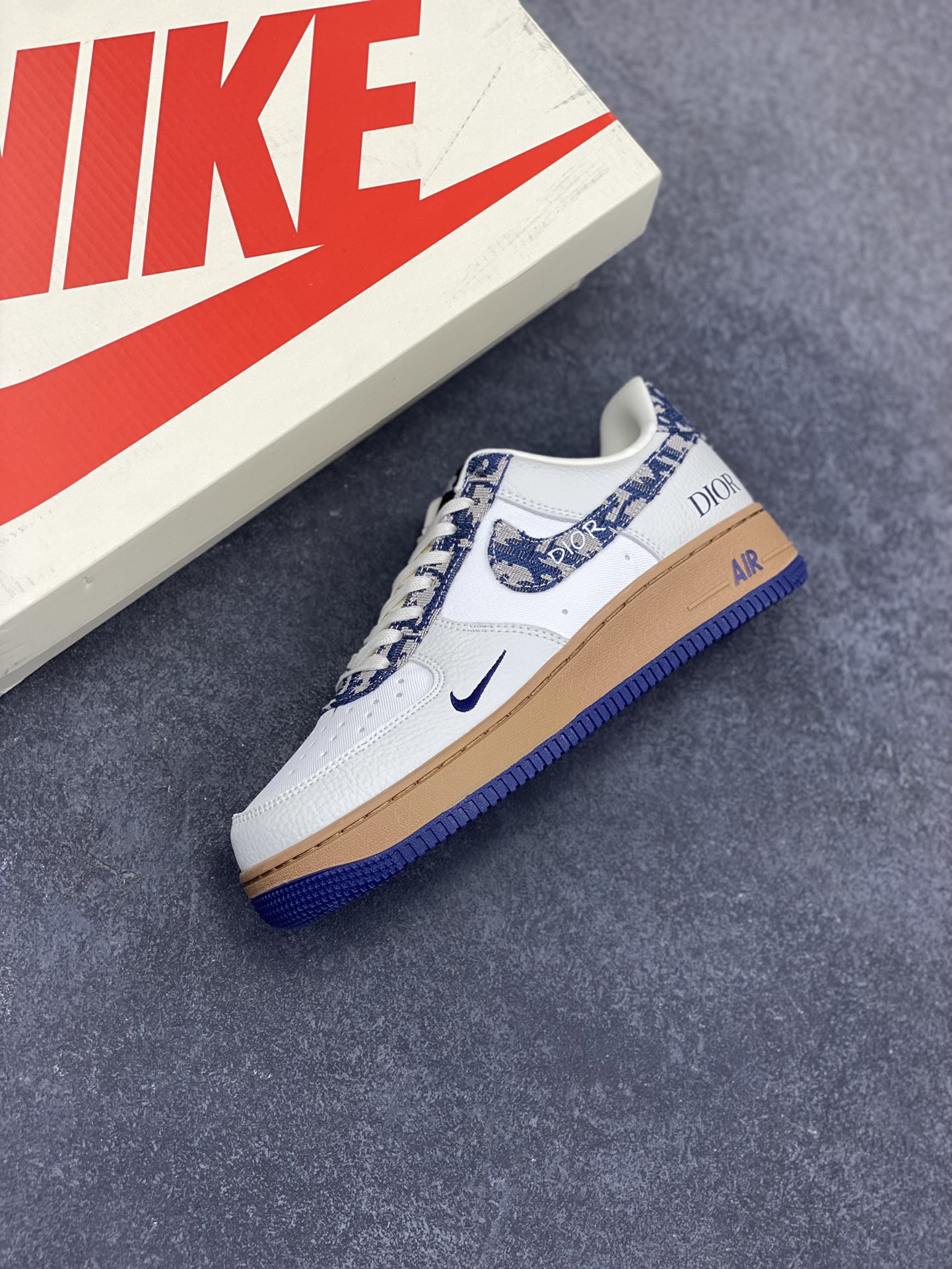 图片[7]-Nike Air Force 1 Low 空军一号低帮百搭休闲运动板鞋。柔软、弹性十足的缓震性能和出色的中底设计，横跨复古与现代的外型结合，造就出风靡全球三十多年的Force 1，直到今天还深受青睐。 货号：KK1988-052 尺码：36 37.5 38 39 40 40.5 41 42 42.5 43 44 44.5 45-选品中心