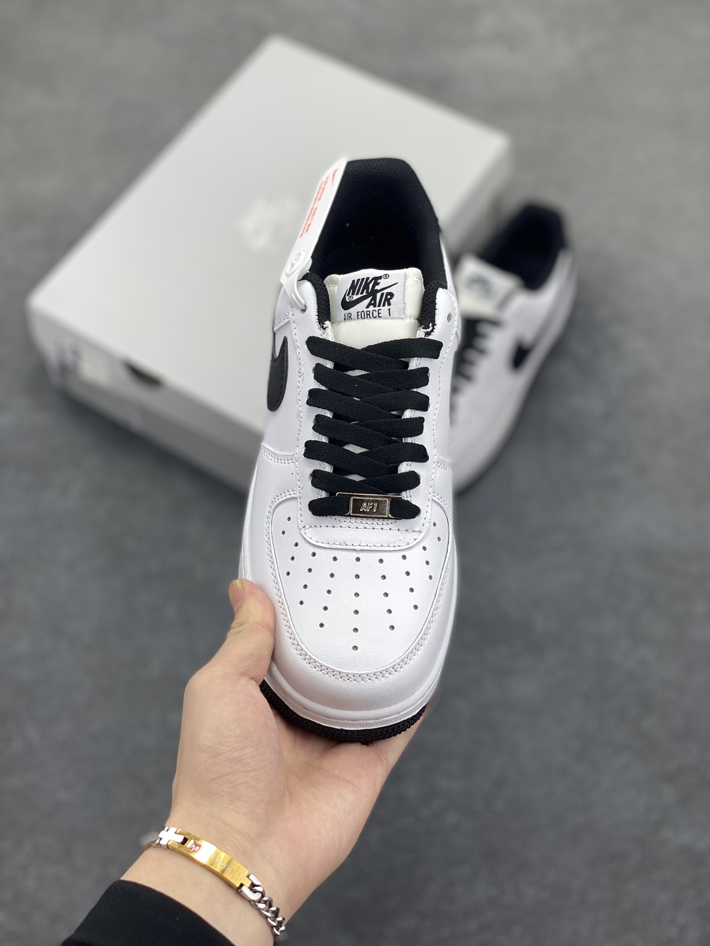 图片[2]-福利特价 Air Force 1 Nike Low 二代白黑 原楦头原纸板 打造纯正空军版型 专注外贸渠道 全掌内置蜂窝气垫 #原盒配件 原厂中底钢印、拉帮完美 货号：DH7561-102 尺码：36 36.5 37.5 38 38.5 39 40 40.5 41 42 42.5 43 44 44.5 45-选品中心