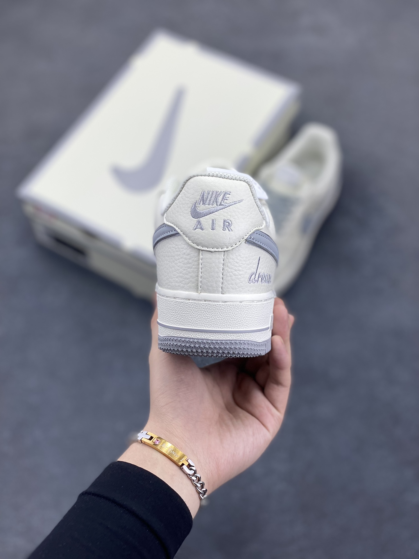 图片[4]-小红书爆款 官方定制  Nike Air Force 1 Low \’07 “ dream”白灰小勾低帮空军一号休闲板鞋 定制皮料 专属鞋盒 原楦原纸板 纯正空军版型 高清洁度 内置全掌气垫 货号： DR2024-106 尺码：36 36.5 37.5 38 38.5 39 40 40.5 41 42 42.5 43 44 44.5 45-选品中心