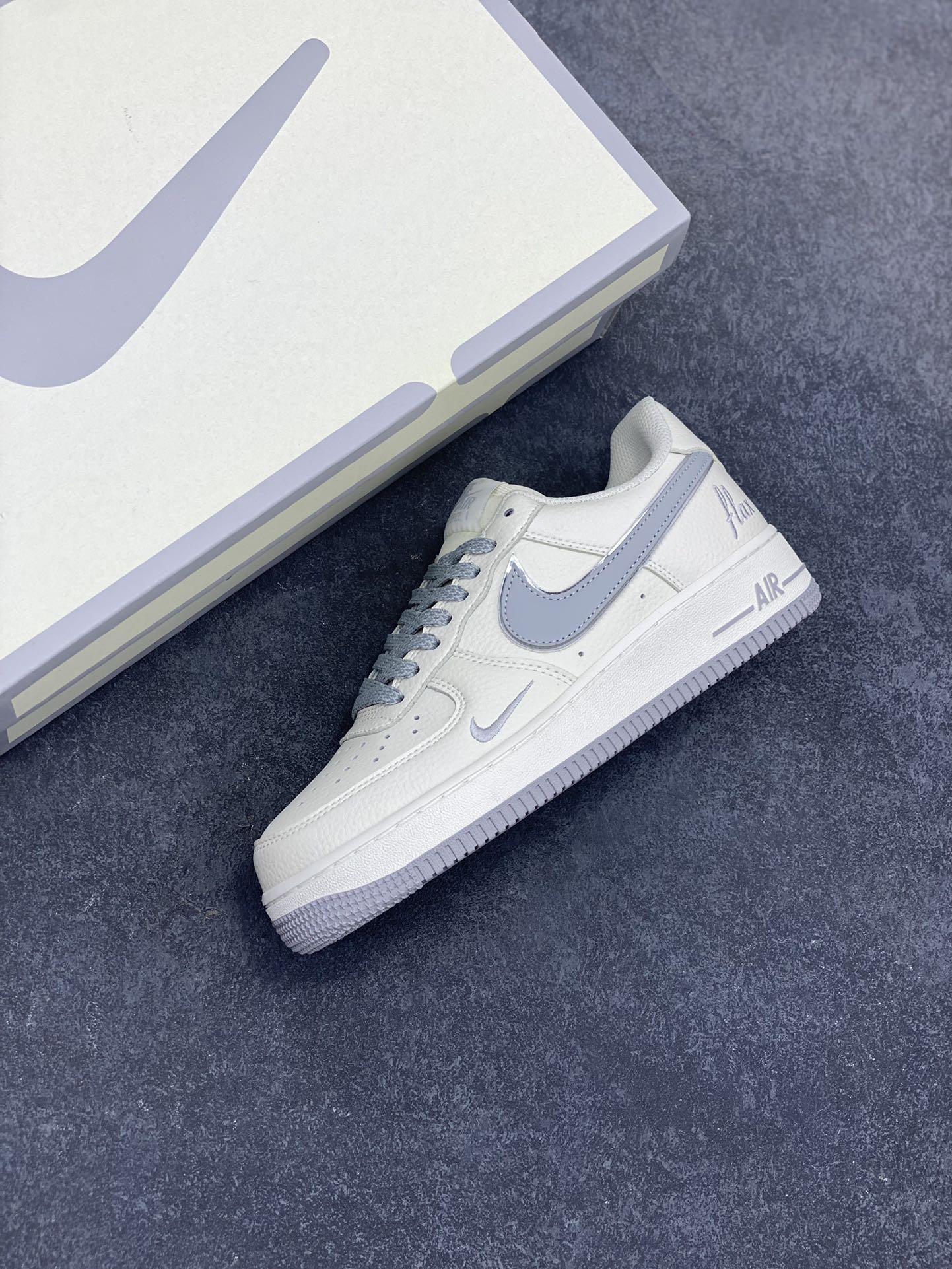 图片[7]-小红书爆款 官方定制  Nike Air Force 1 Low \’07 “ dream”白灰小勾低帮空军一号休闲板鞋 定制皮料 专属鞋盒 原楦原纸板 纯正空军版型 高清洁度 内置全掌气垫 货号： DR2024-106 尺码：36 36.5 37.5 38 38.5 39 40 40.5 41 42 42.5 43 44 44.5 45-选品中心