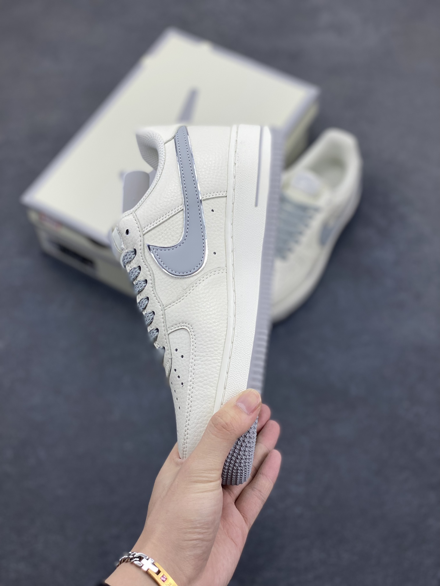 图片[3]-小红书爆款 官方定制  Nike Air Force 1 Low \’07 “ dream”白灰小勾低帮空军一号休闲板鞋 定制皮料 专属鞋盒 原楦原纸板 纯正空军版型 高清洁度 内置全掌气垫 货号： DR2024-106 尺码：36 36.5 37.5 38 38.5 39 40 40.5 41 42 42.5 43 44 44.5 45-选品中心