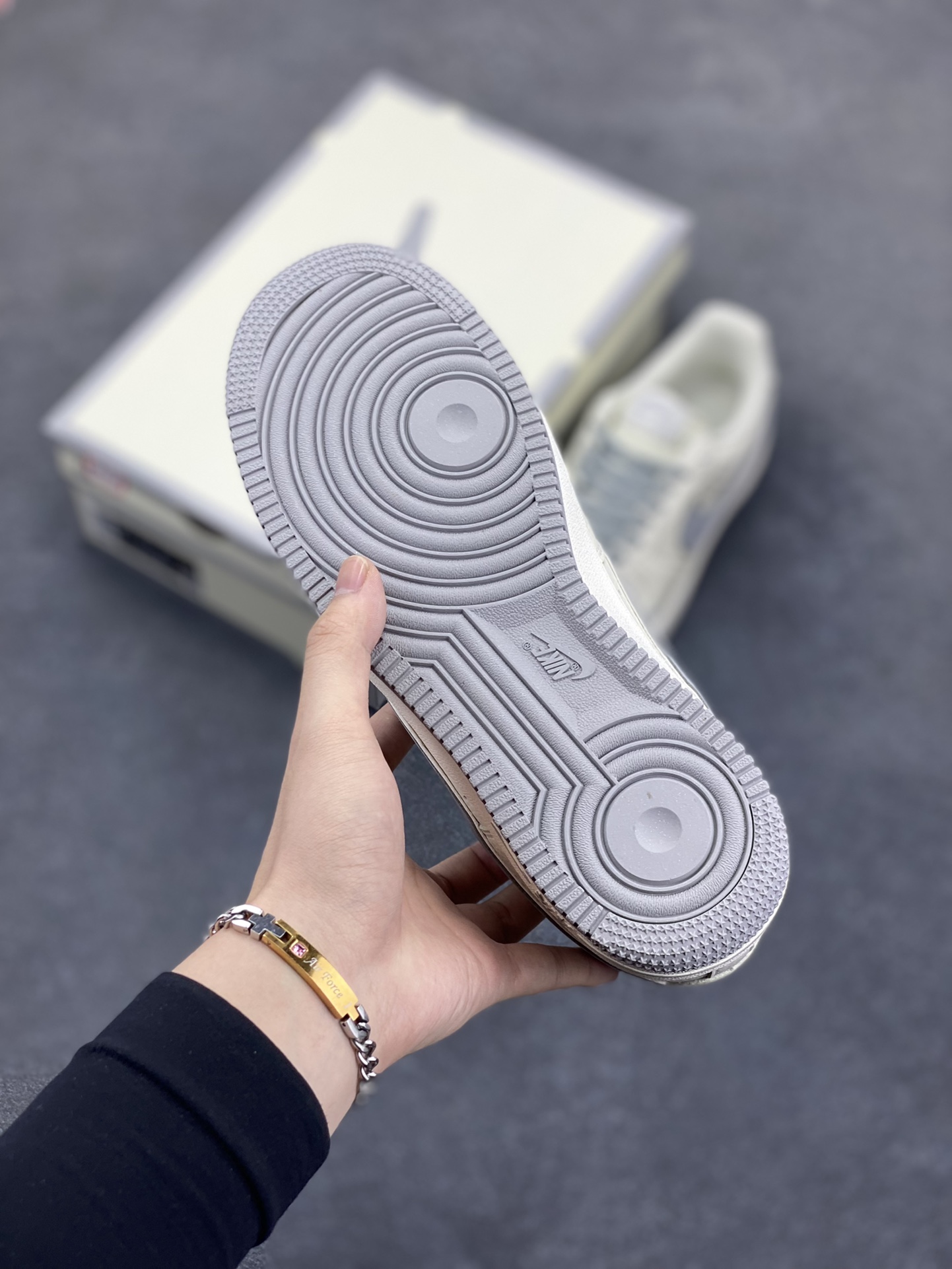 图片[5]-小红书爆款 官方定制  Nike Air Force 1 Low \’07 “ dream”白灰小勾低帮空军一号休闲板鞋 定制皮料 专属鞋盒 原楦原纸板 纯正空军版型 高清洁度 内置全掌气垫 货号： DR2024-106 尺码：36 36.5 37.5 38 38.5 39 40 40.5 41 42 42.5 43 44 44.5 45-选品中心