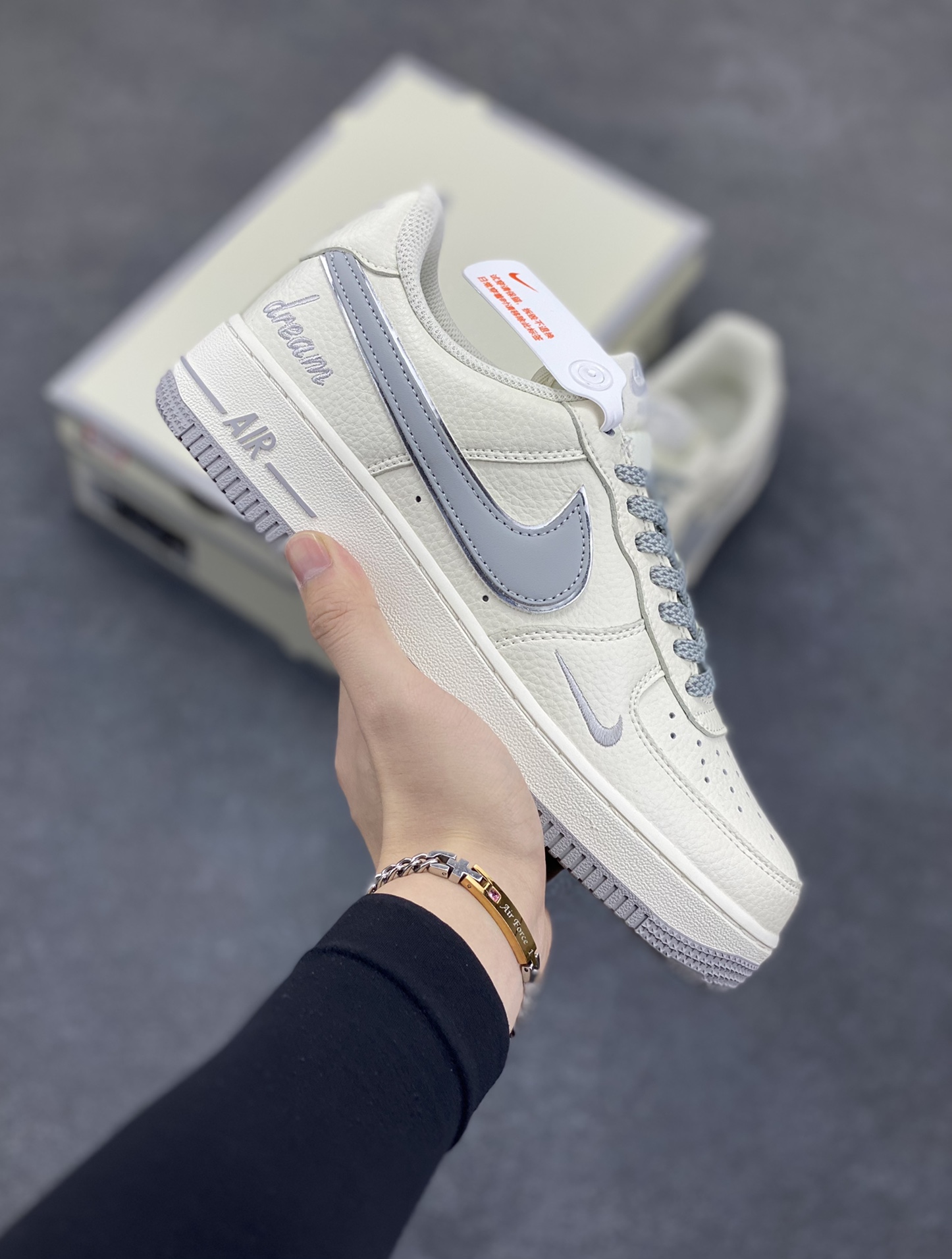小红书爆款 官方定制  Nike Air Force 1 Low \’07 “ dream”白灰小勾低帮空军一号休闲板鞋 定制皮料 专属鞋盒 原楦原纸板 纯正空军版型 高清洁度 内置全掌气垫 货号: DR2024-106 尺码:36 36.5 37.5 38 38.5 39 40 40.5 41 42 42.5 43 44 44.5 45-选品中心