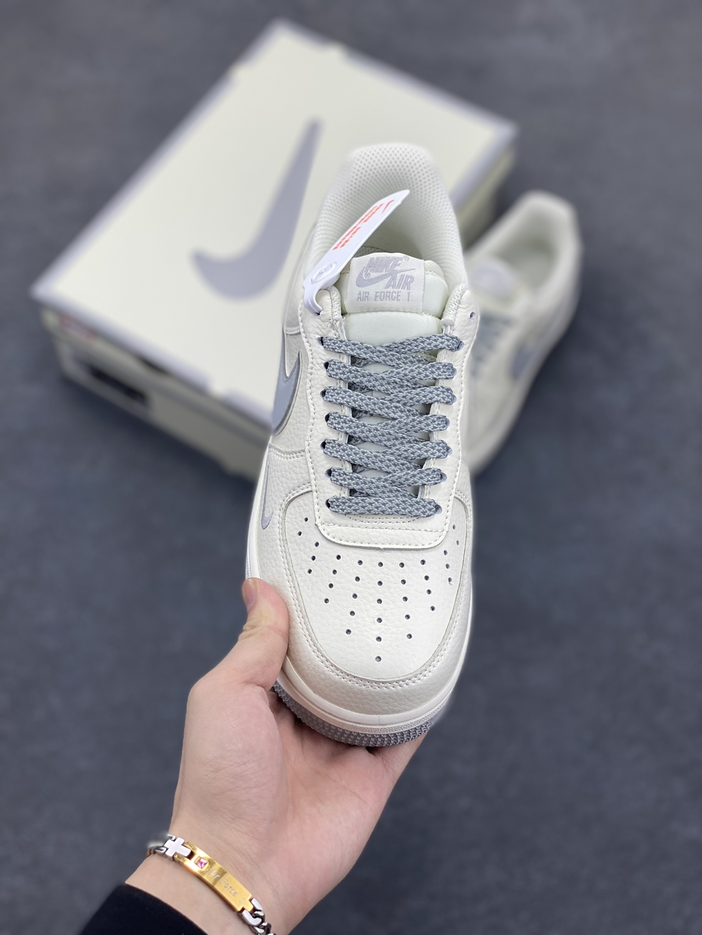 图片[2]-小红书爆款 官方定制  Nike Air Force 1 Low \’07 “ dream”白灰小勾低帮空军一号休闲板鞋 定制皮料 专属鞋盒 原楦原纸板 纯正空军版型 高清洁度 内置全掌气垫 货号： DR2024-106 尺码：36 36.5 37.5 38 38.5 39 40 40.5 41 42 42.5 43 44 44.5 45-选品中心